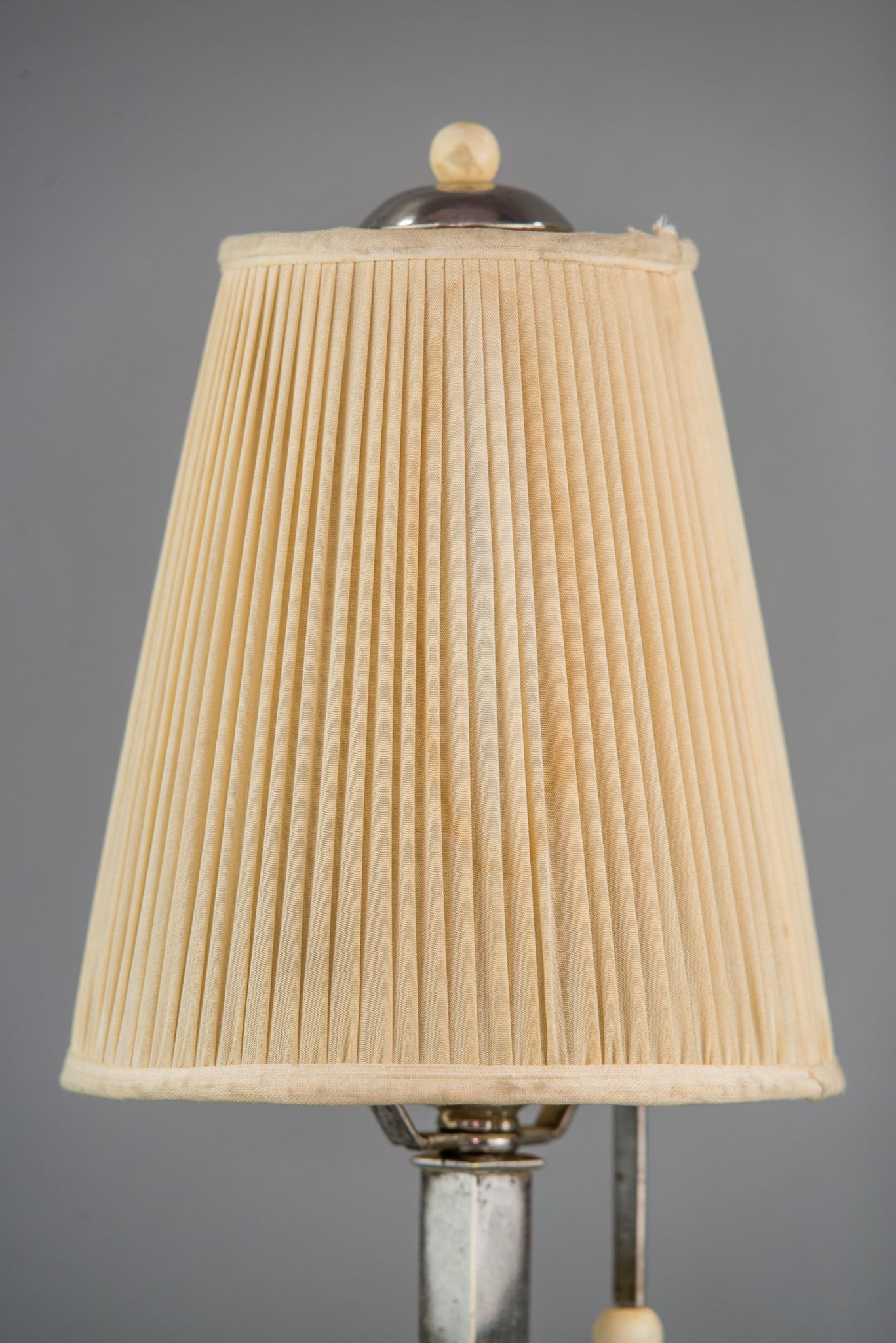 Art Deco table lamp nickel-plated with original shade, circa 1920s
Interesting design
Swiveling shade
Original condition.
 
