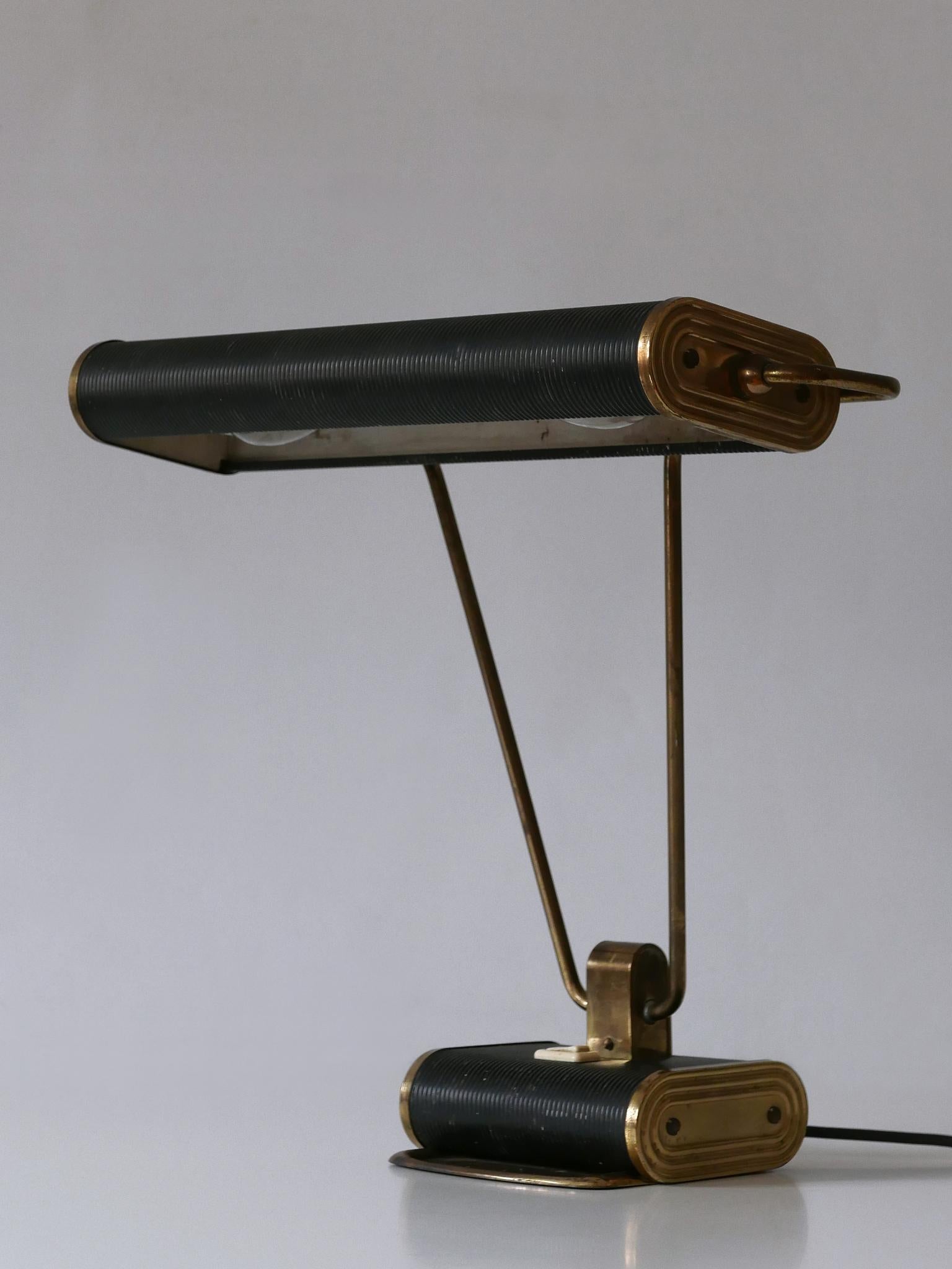 Elégante lampe de table ou de bureau Art Deco 'No 71'. Abat-jour rotatif. Conçu par André Mounique pour Jumo, France, années 1930.

Un total de 5 lampes en deux couleurs est disponible !
Il s'agit du numéro 2 des cinq lampes de bureau. Les images