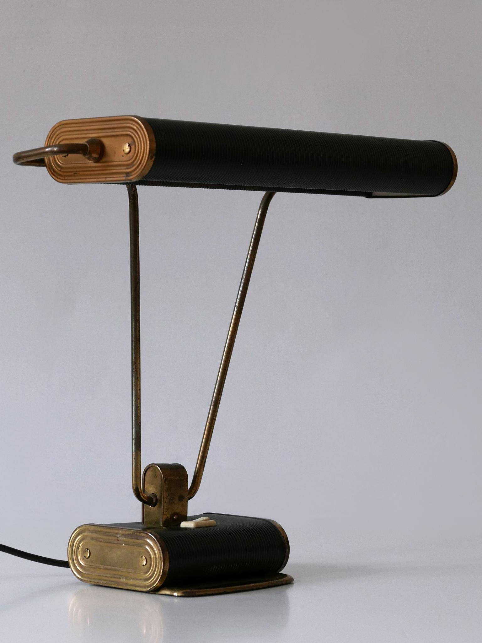 Elegante Art-Déco-Tischlampe oder Schreibtischleuchte 'No 71'. Lampenschirm drehbar. Entworfen von André Mounique für Jumo, Frankreich, 1930er Jahre.

Insgesamt 5 Lampen in zwei Farben erhältlich!
Dies ist die Nummer 3 der fünf Schreibtischleuchten.