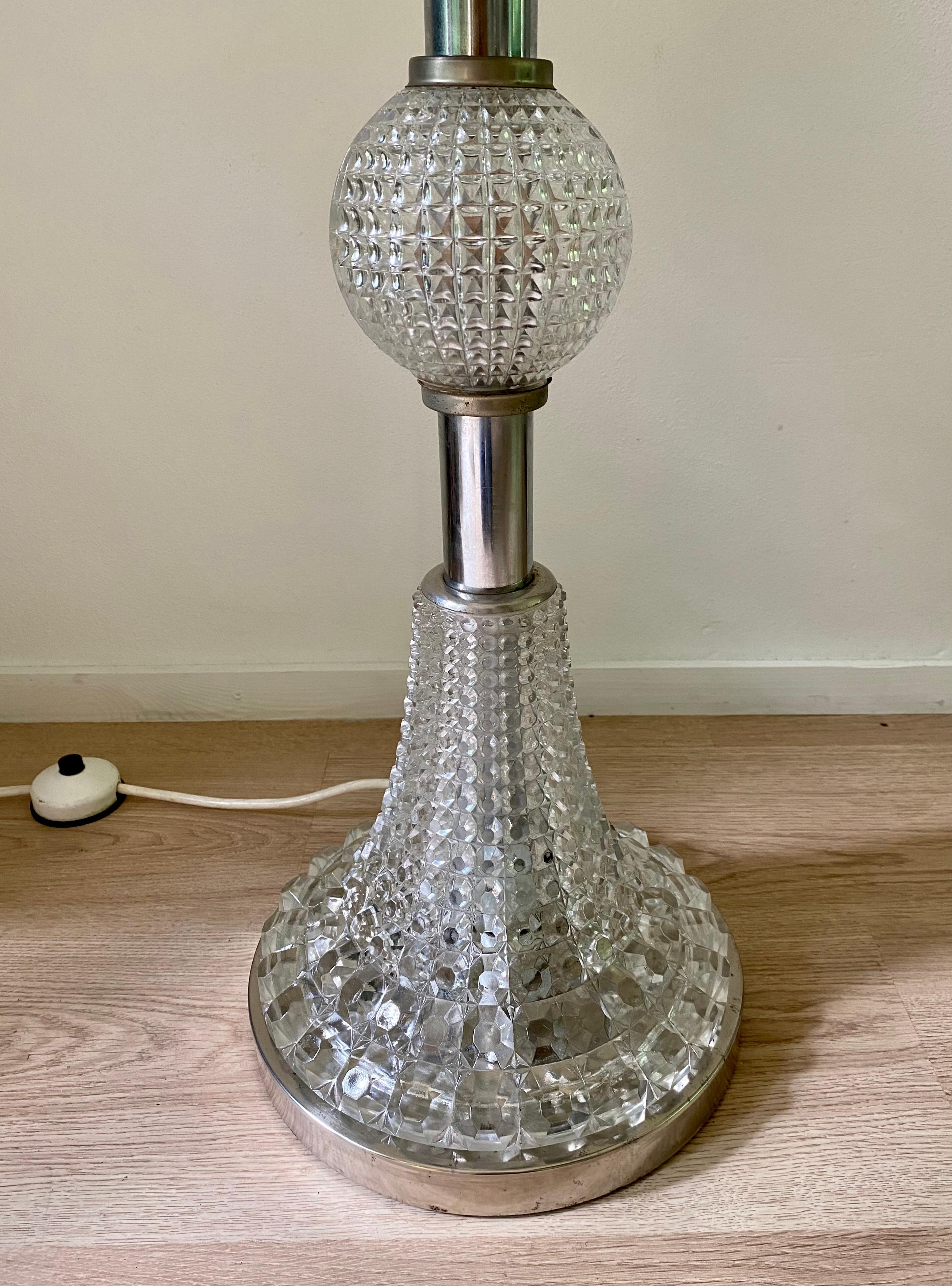 Splendido piede di lampada europeo composto da vetro tagliato e cromo. Le luci all'interno possono essere accese e spente insieme o separatamente. Un pezzo assolutamente straordinario che è ancora in buone condizioni per la sua età.
