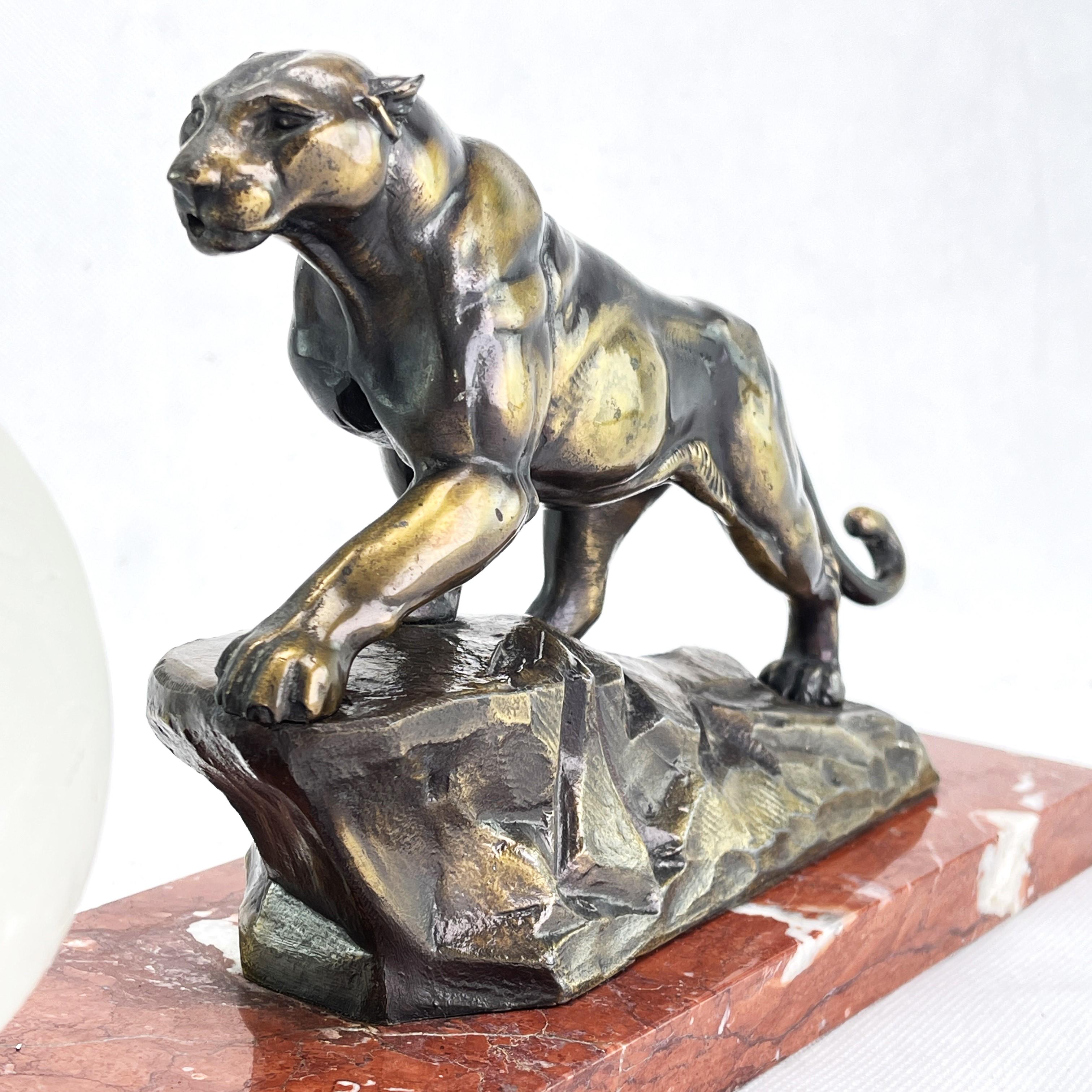 Art Deco panther sculpture table lamp - 1930s.

This unique, original table lamp captivates with its simple, no-nonsense Art Deco design. It was designed in the typical style of Art Deco, an artistic design movement known for its geometric shapes,