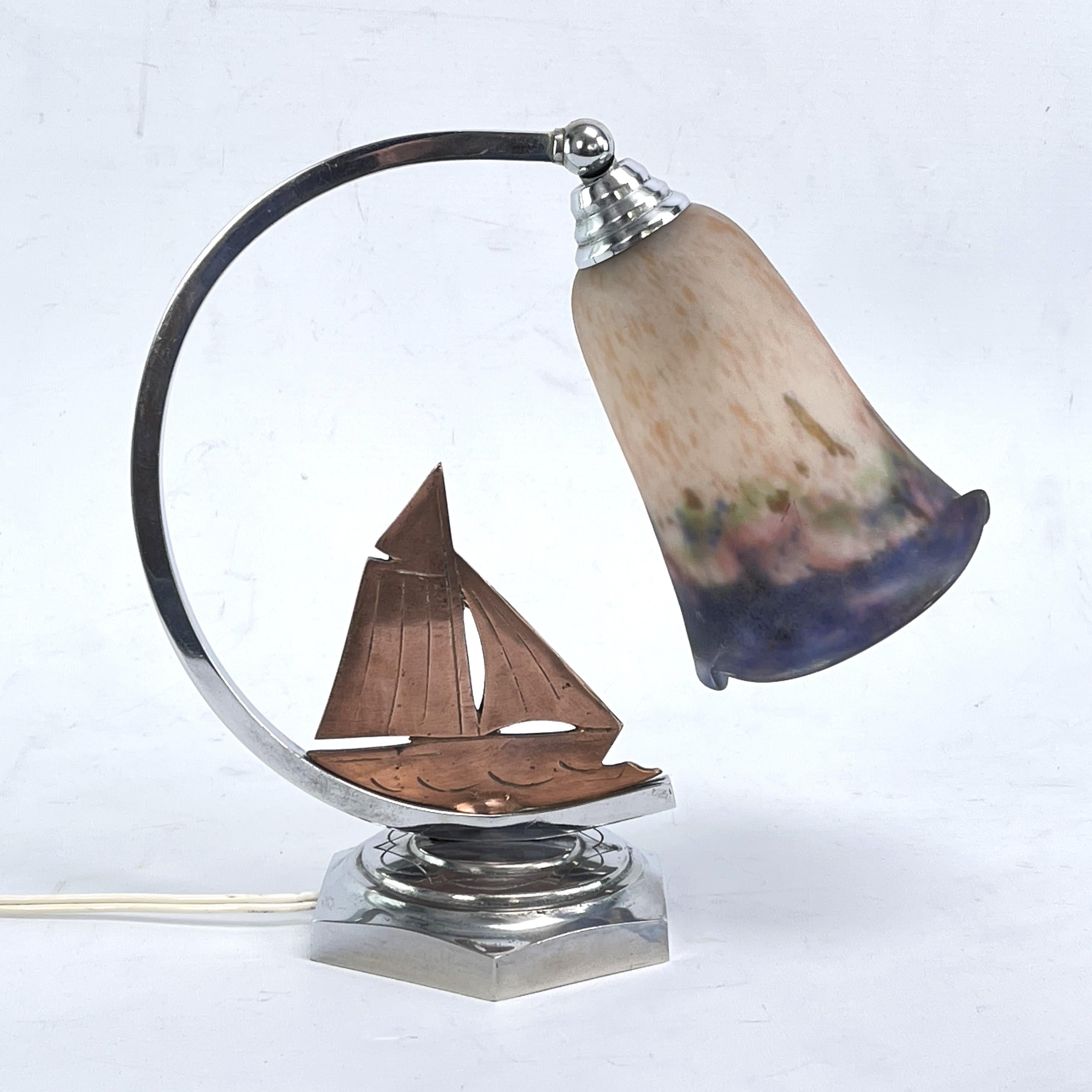 ART DECO table lamp with ship sculpture -  sign. Muller . Pate de Verre - 1930s

This original table lamp impresses with its simple and functional Art Deco design. The lamp is signed and provides a very pleasant light. This signed table lamp is an
