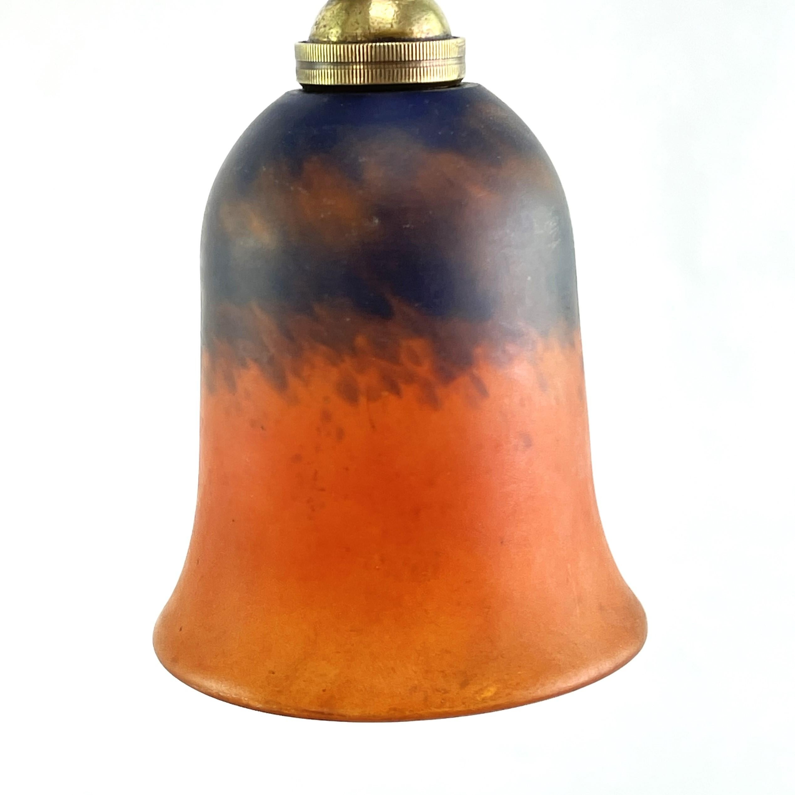 Milieu du XXe siècle Lampe de table art déco en pâte de verre signée Schneider, danseur, années 1930 en vente