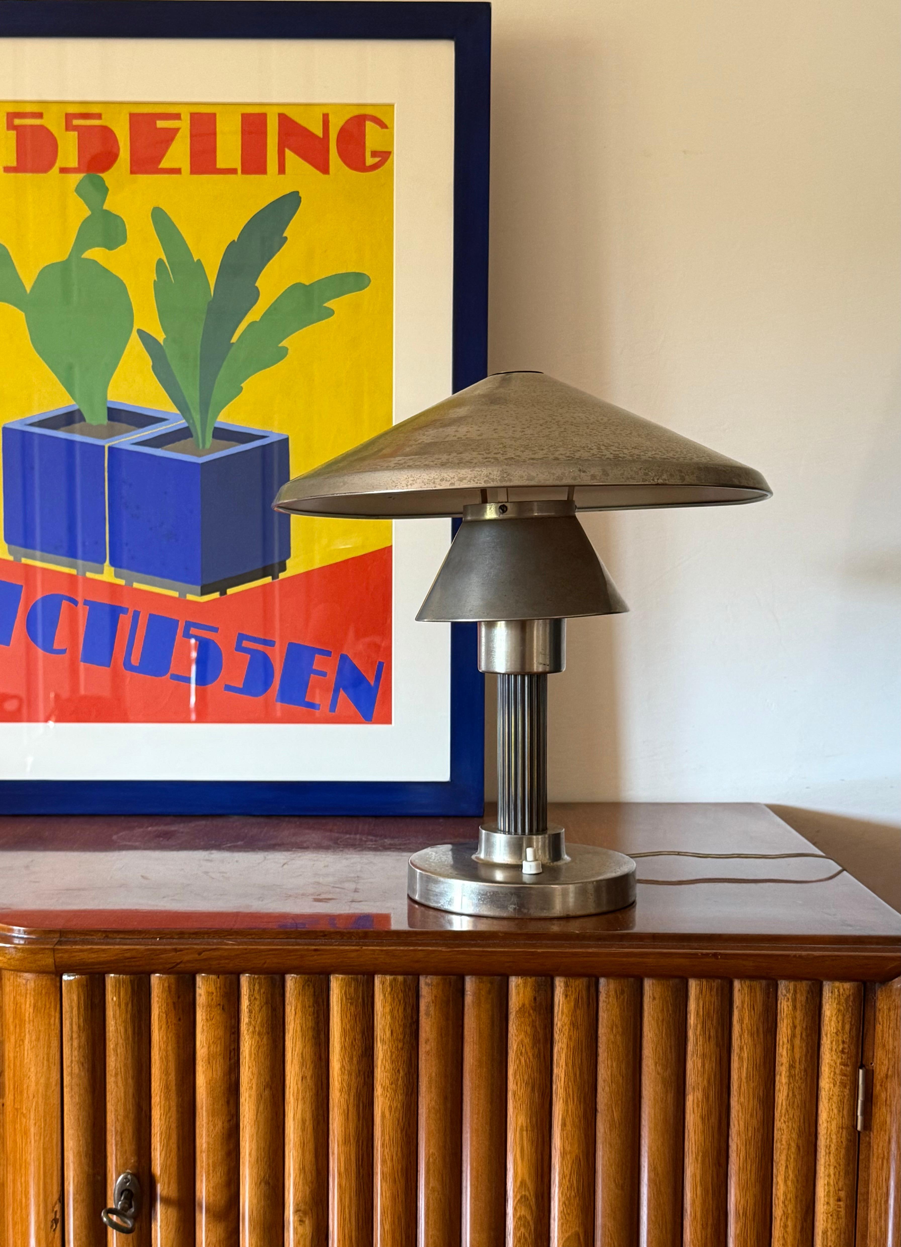 Lámpara de mesa Art Déco, Philips Milano, Italia circa 1930

La planta de Philips en Milán, establecida en 1918, se convirtió en un centro de producción de lámparas modernistas, combinando tecnología punta con un diseño elegante para llevar la