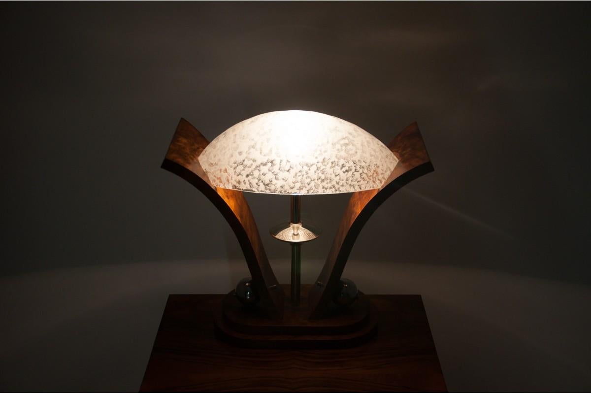 Art-Déco-Lampe, Polen, 1950er Jahre.

Sehr guter Zustand.

Holz: Walnuss

abmessungen: Höhe 48 cm, Breite 48 cm, Tiefe 21 cm.