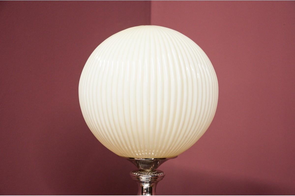 Art Deco table lamp.
Made of walnut wood and aluminum parts. 
Beige glass lampshade. 
New efficient wires with european plug. 
Very good condition.
Dimensions: height 65 cm / diameter. 24 cm.


