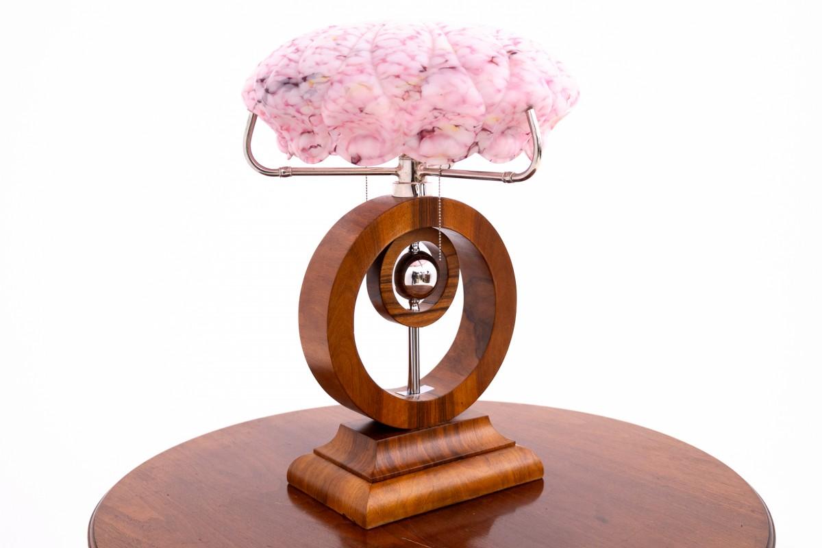 Cette lampe de table Art Deco unique, datant de la Pologne des années 1950, est une pièce rare et élégante, alliant magnifiquement un design classique à une fonctionnalité moderne. D'une hauteur de 55 cm et d'un diamètre de 40 cm, la lampe est dotée