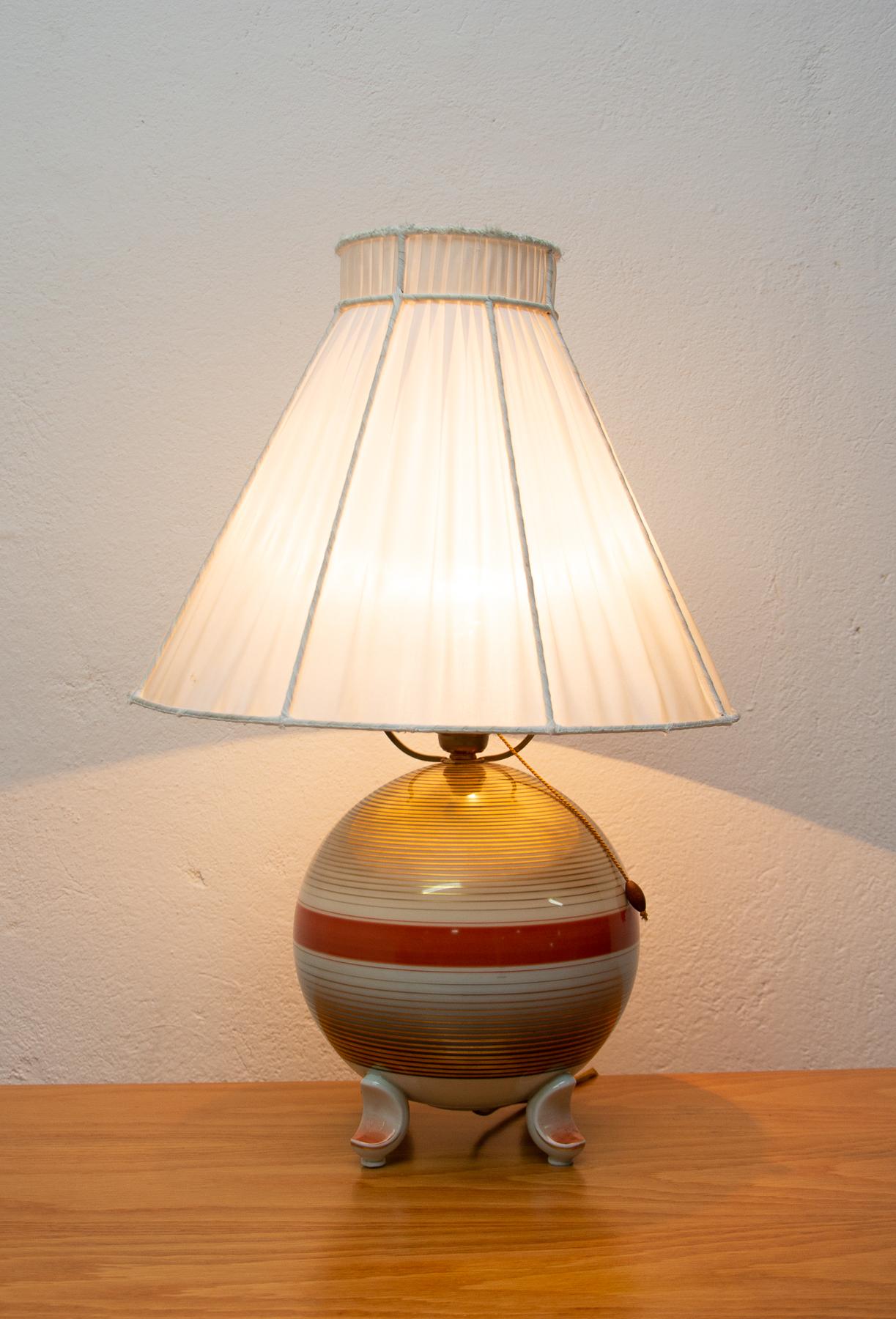 Porzellan Art Deco Tischlampe in Form eines Pilzes.
Die Leuchte zeichnet sich durch ihre außergewöhnlichen Formen aus, die typisch für die Zeit des Art déco sind. Sie wurde von der berühmten Firma Rosenthal in den 1930er Jahren