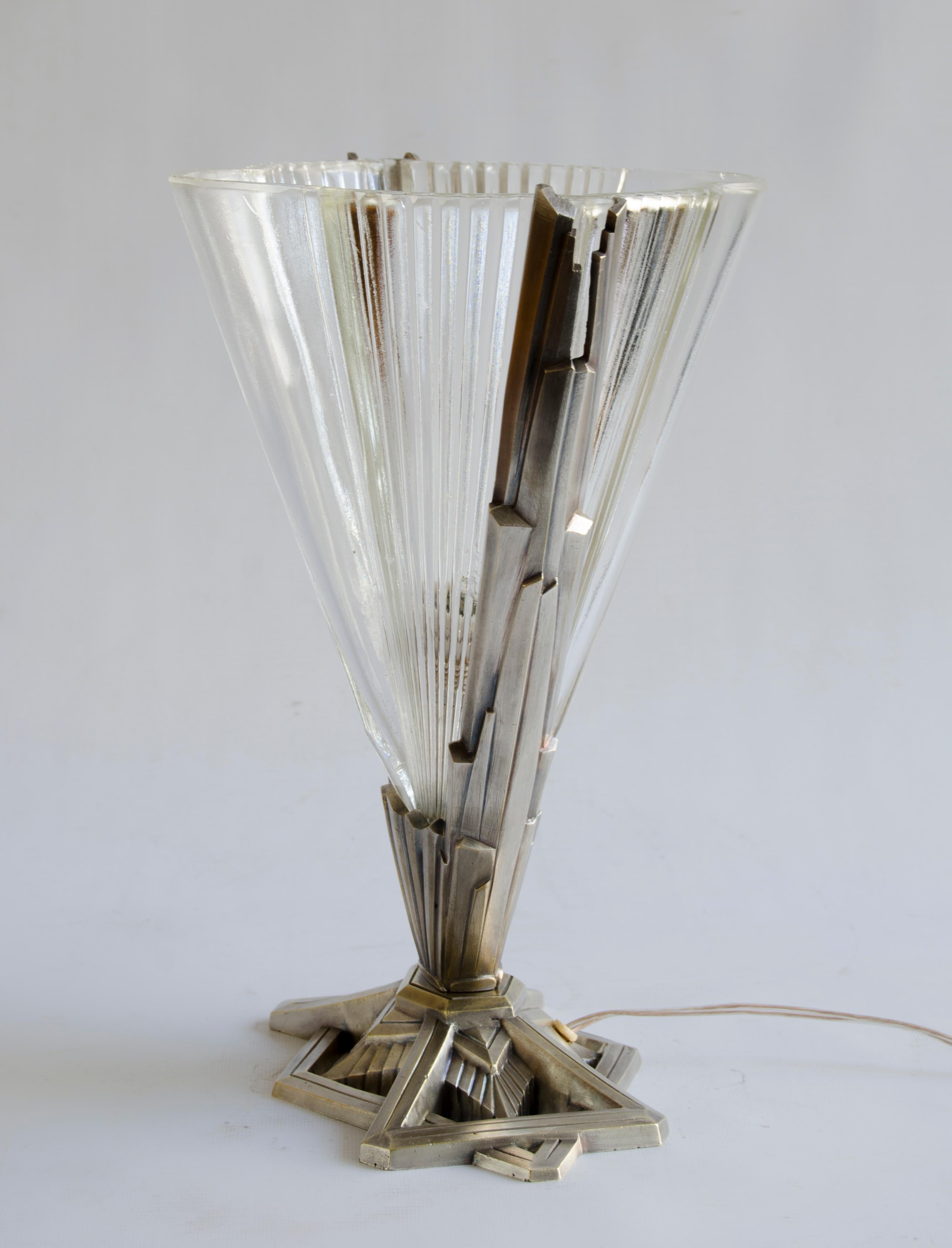 Art Deco table lamp (Sabino)
lamp circa 1920 formed Sabino (France)
electro plated bronze and glass
natural wear. Glass in perfect condition.