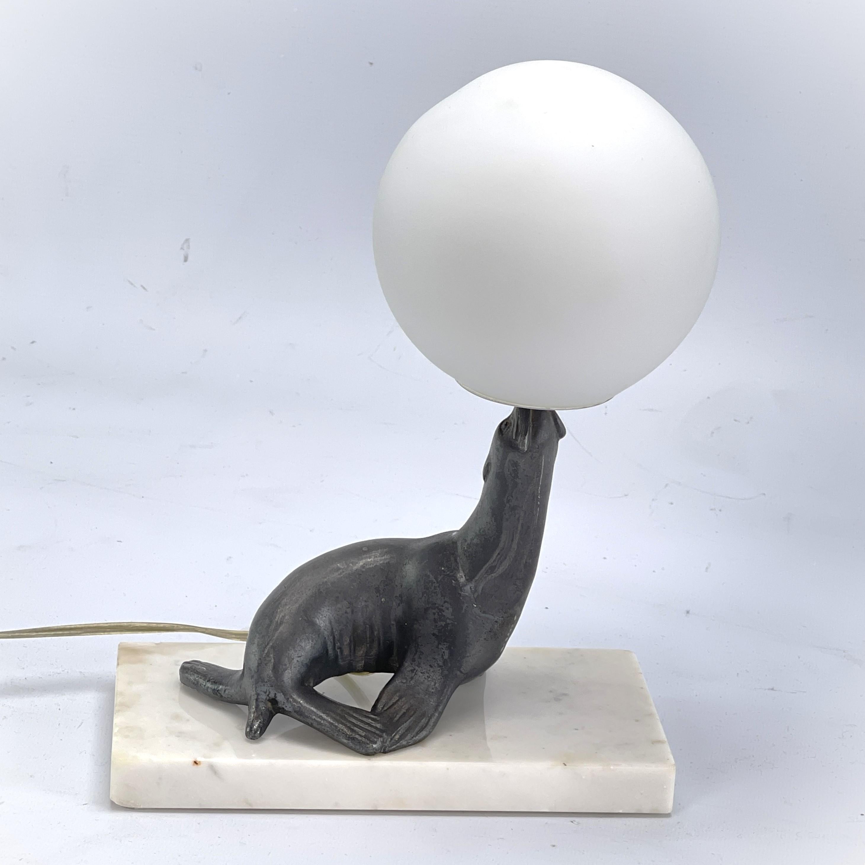 Art Deco sculpture table lamp - 1930s.

This beautiful, original table lamp impresses with its simple and functional Art Deco design. The seal lamp provides a very pleasant light. This sculpture lamp is an absolute design classic from the ART DECO
