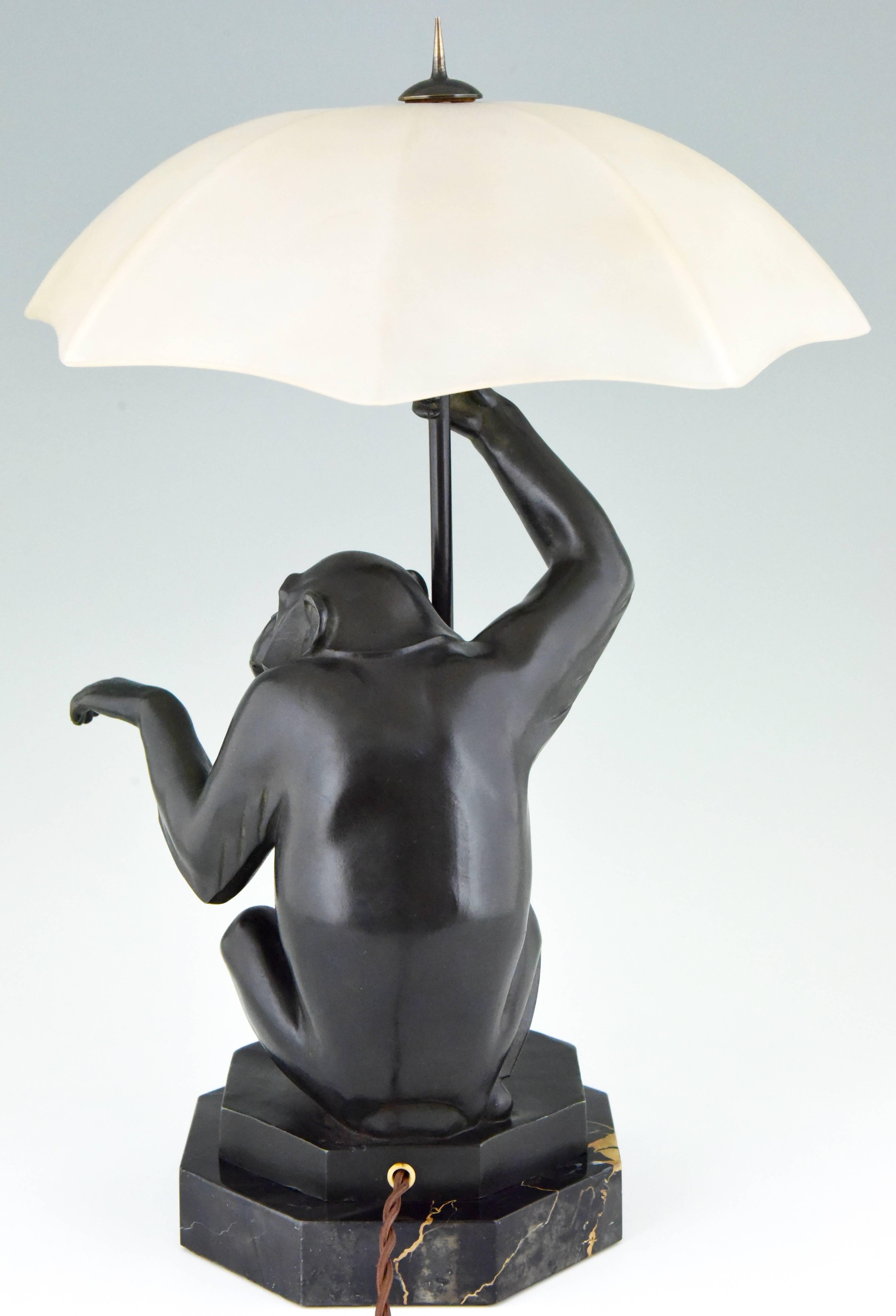 Art déco Lampe de table Art Déco Singe assis avec parapluie par Max Le Verrier:: France:: 1930