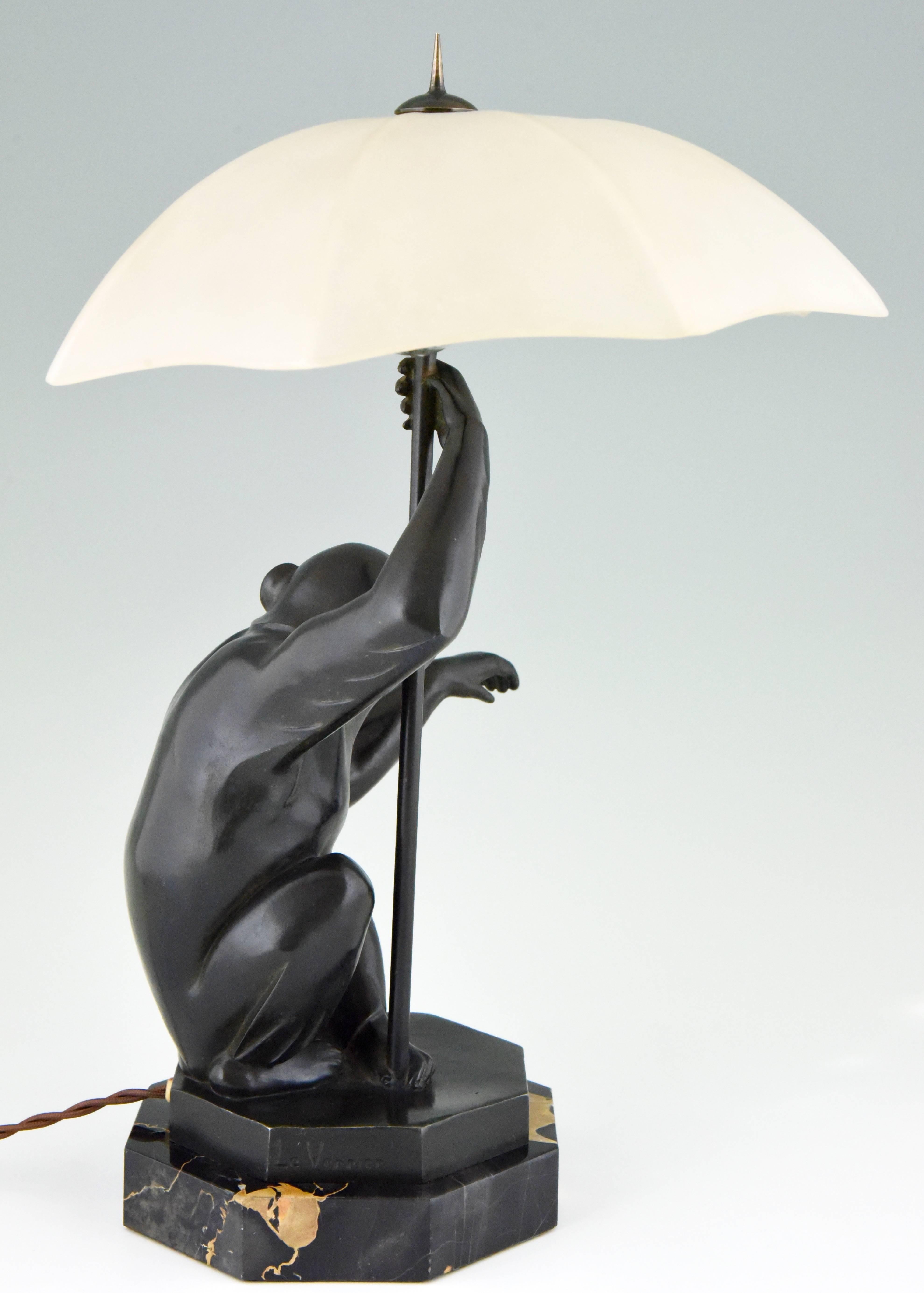 Français Lampe de table Art Déco Singe assis avec parapluie par Max Le Verrier:: France:: 1930