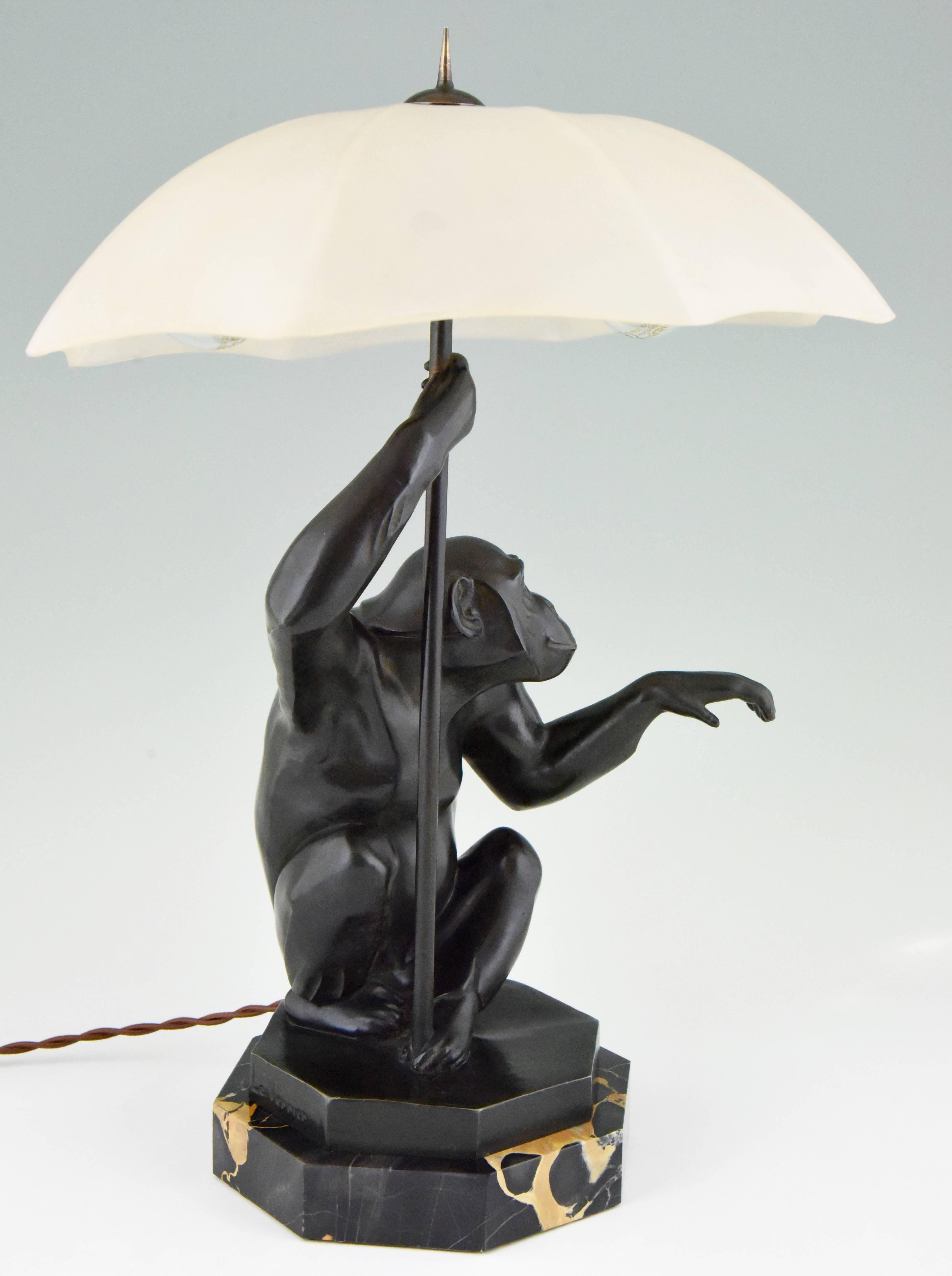 Lampe de table Art Déco Singe assis avec parapluie par Max Le Verrier:: France:: 1930 Bon état à Antwerp, BE