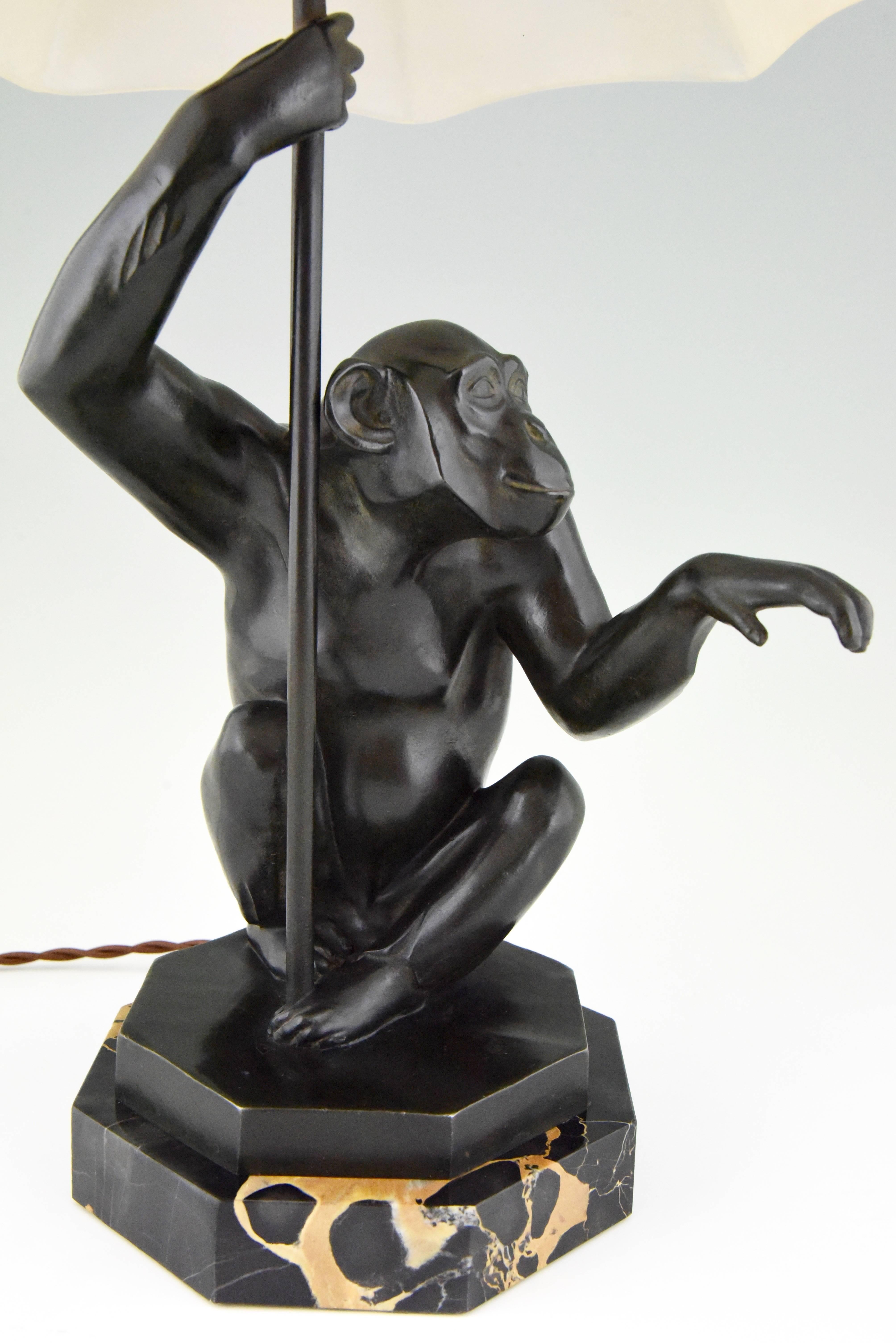 20ième siècle Lampe de table Art Déco Singe assis avec parapluie par Max Le Verrier:: France:: 1930