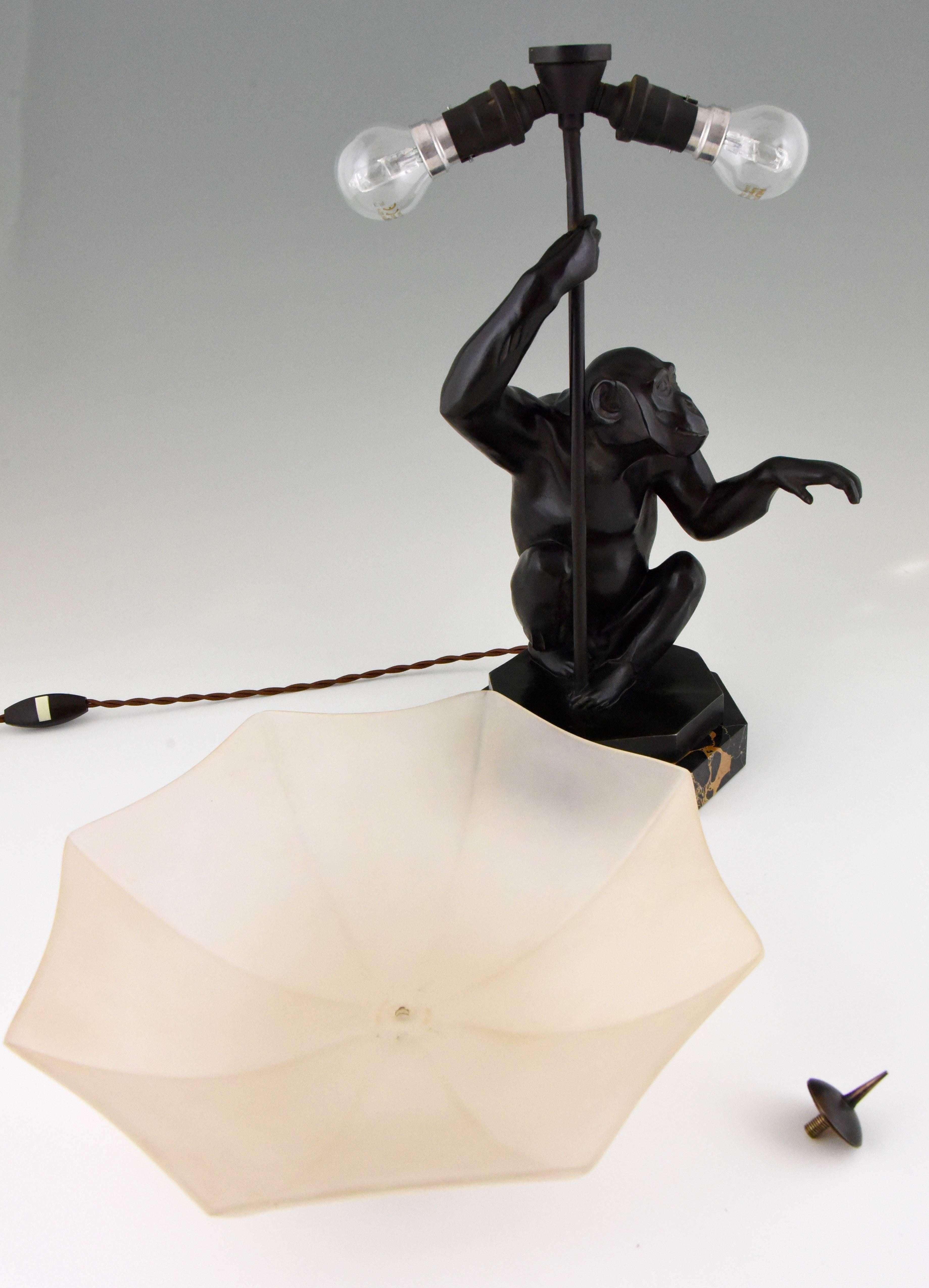 Métal Lampe de table Art Déco Singe assis avec parapluie par Max Le Verrier:: France:: 1930