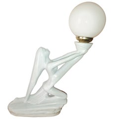 Lampada da tavolo Art Deco a forma di scultura di donna in porcellana e palloncino opalino