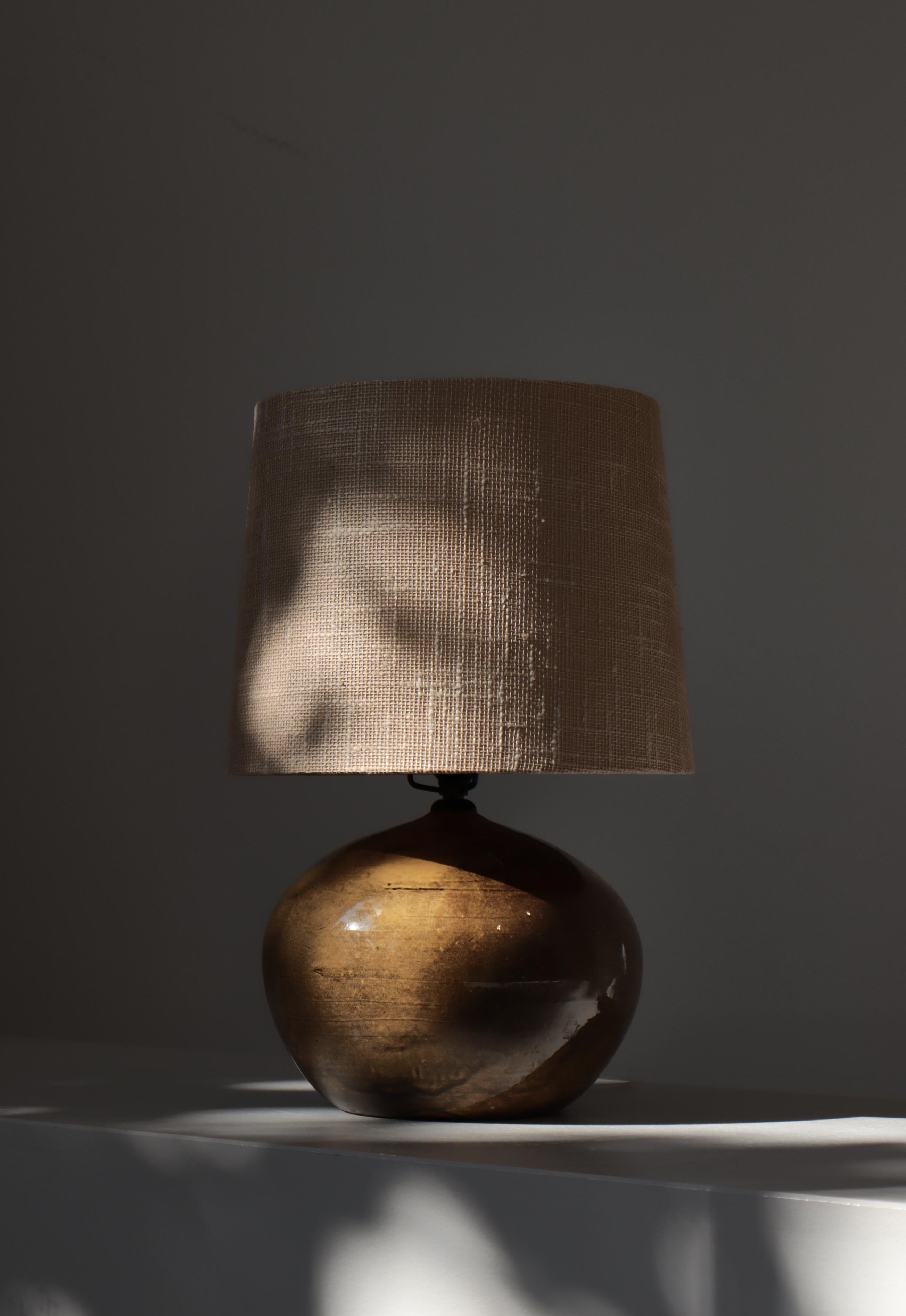 Belle lampe de table en céramique des années 1930 attribuée à Svend Hammershöi. Fabriqué à la main dans l'atelier de Herman A. Kähler (
