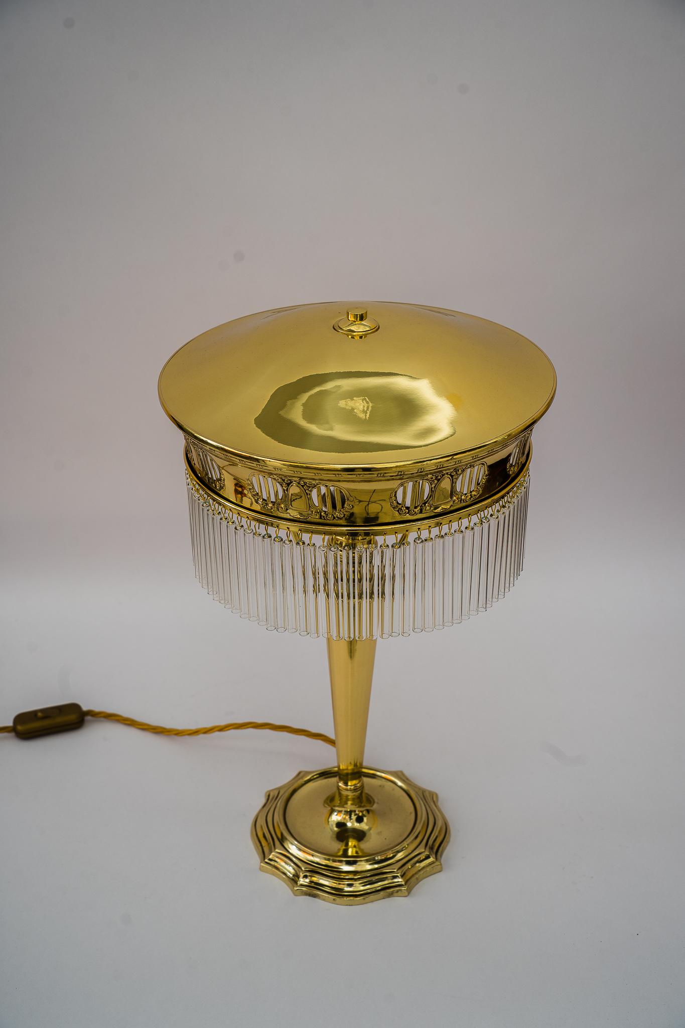 Lampe de table Art Déco viennois 1920s
Polis et émaillés au four
Les bâtons de verre sont remplacés (neufs).