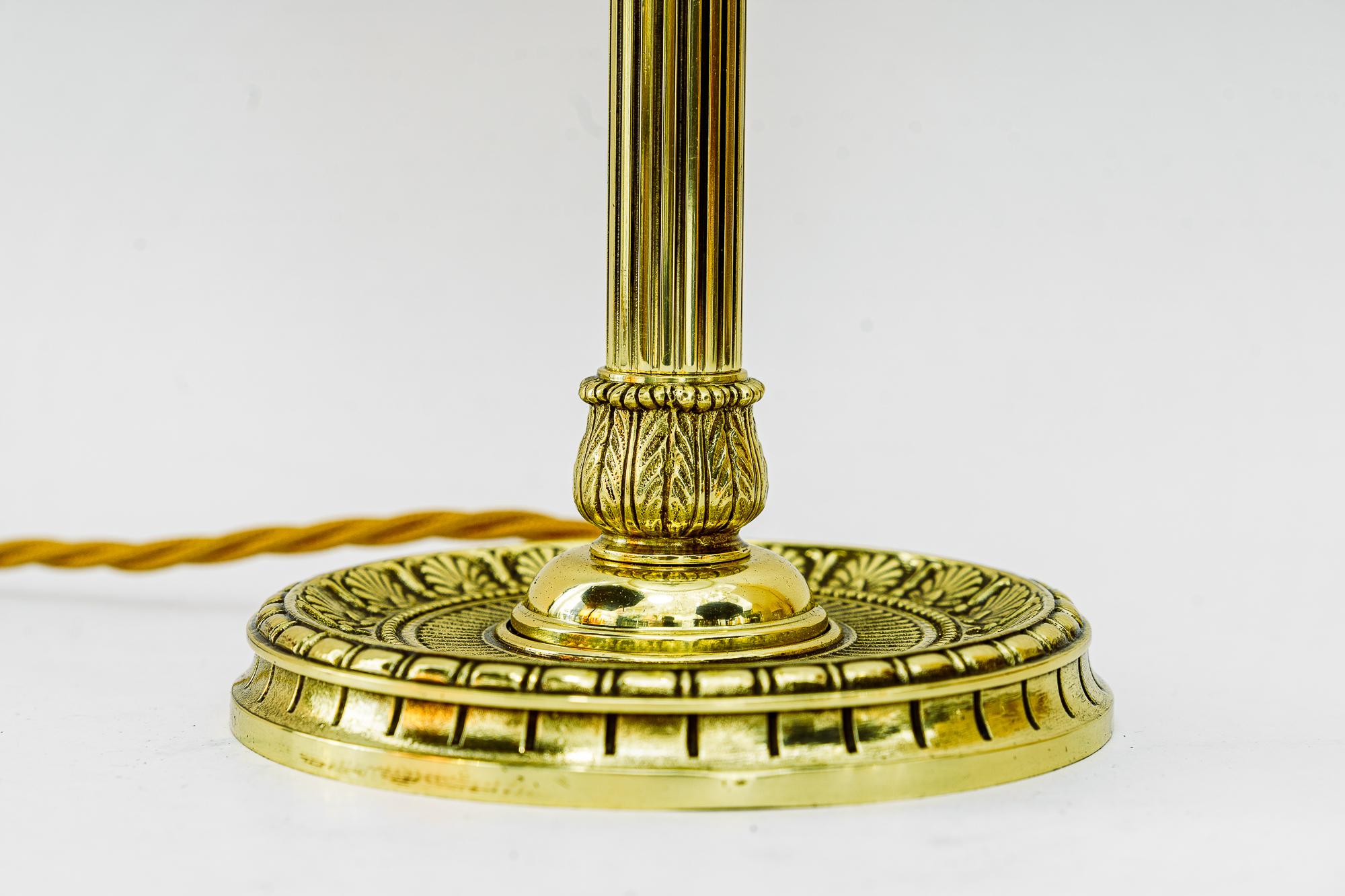 Art Deco Tischlampe wien um 1920 
Messing poliert und emailliert
Original-Antikglas-Schirm
Die Glasstäbe werden ersetzt ( neu )