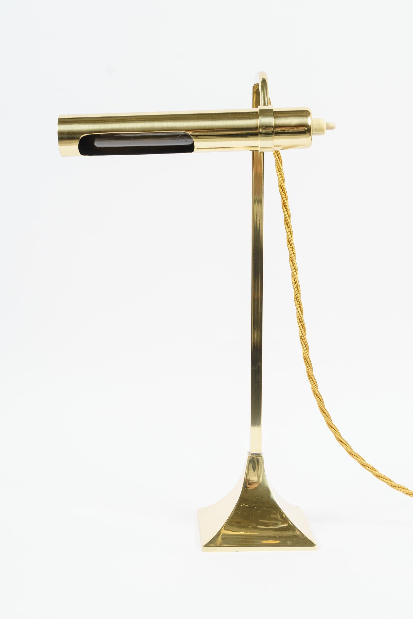 Lampe de table Art Déco viennoise vers 1920
Polis et émaillés au four
la partie supérieure est amovible