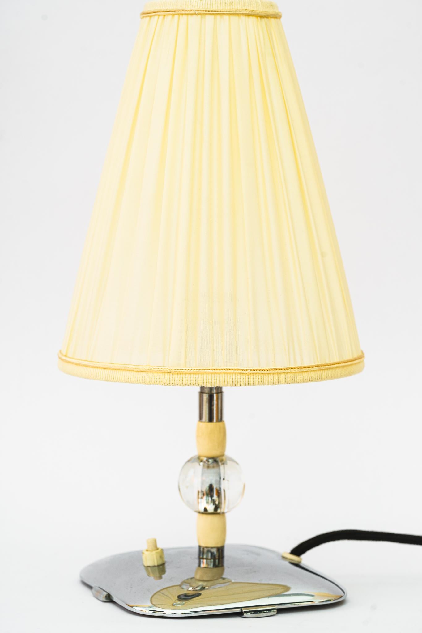 Art-Déco-Tischlampe Vienna aus den 1920er Jahren
Ursprünglicher Zustand
Nur der Schatten wird ersetzt