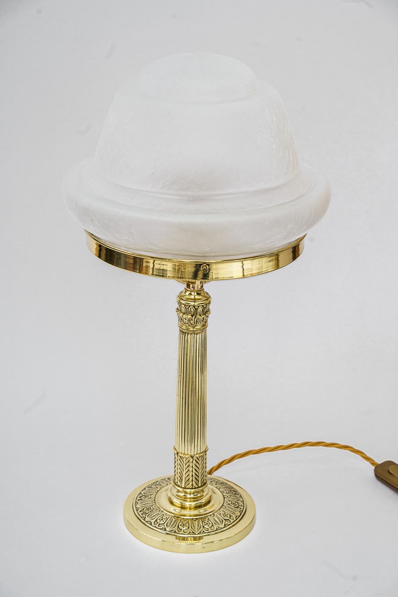 Art-Déco-Tischlampe Vienna aus den 1920er Jahren
Poliert und emailliert
Original-Antikglas-Schirm