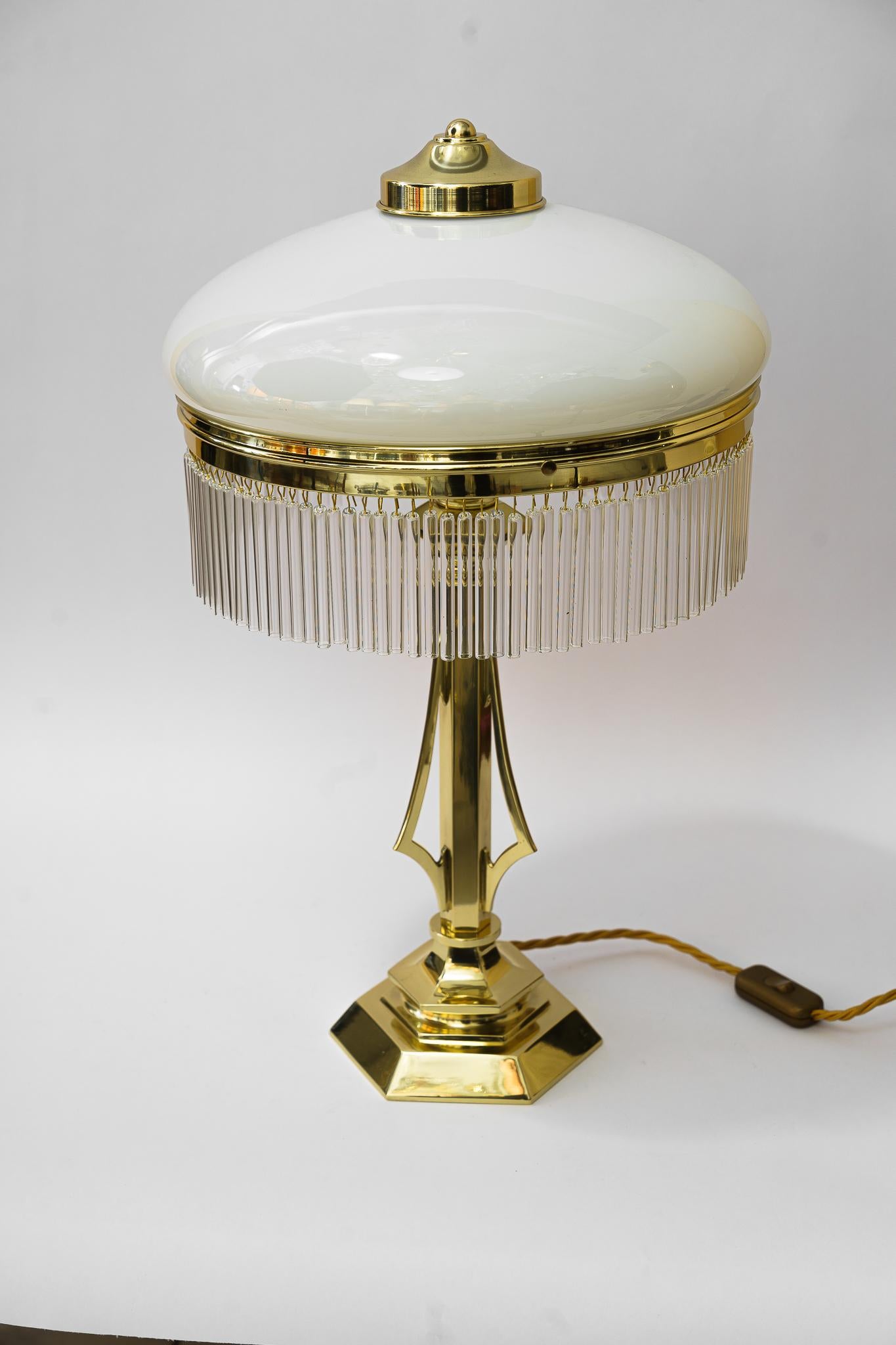 Lampe de table art déco vienne vers 1920
Les bâtons de verre sont remplacés (neufs).
Laiton poli et émaillé au four