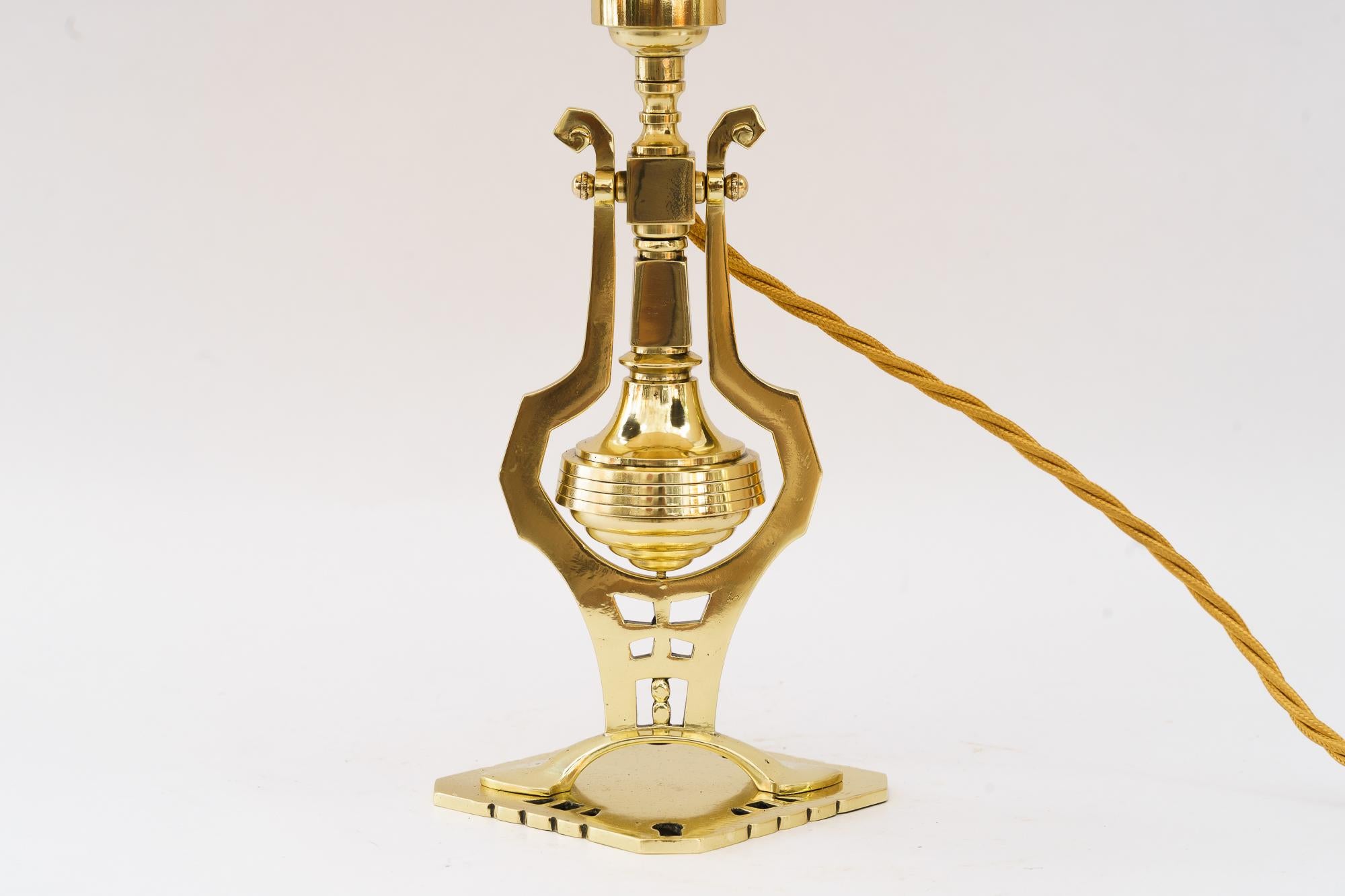 Lampe de table Art Déco vienne vers 1920
Laiton poli et émaillé au four
L'abat-jour en tissu est remplacé ( nouveau )