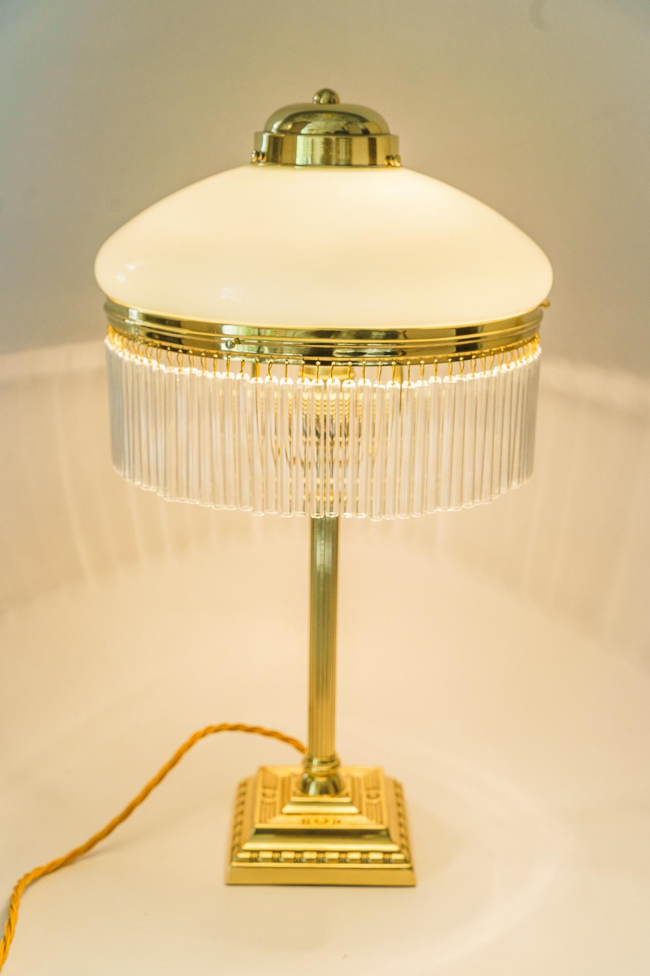 Autrichien Art Deco Lampe de table vienne vers 1920 avec abat-jour en verre opale et sticks en verre en vente