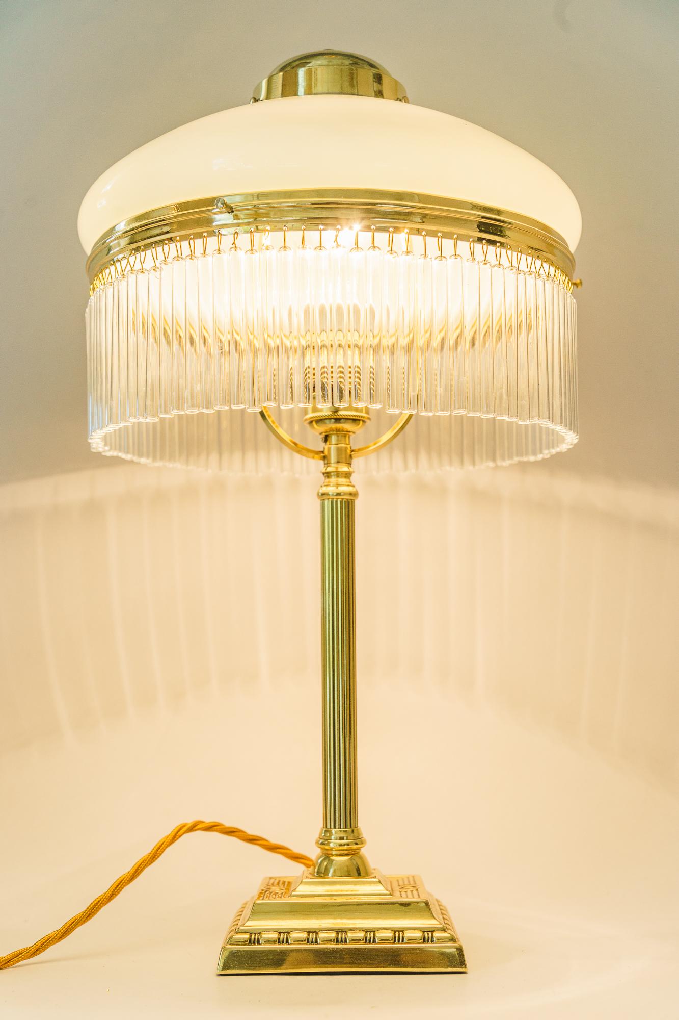 Laqué Art Deco Lampe de table vienne vers 1920 avec abat-jour en verre opale et sticks en verre en vente