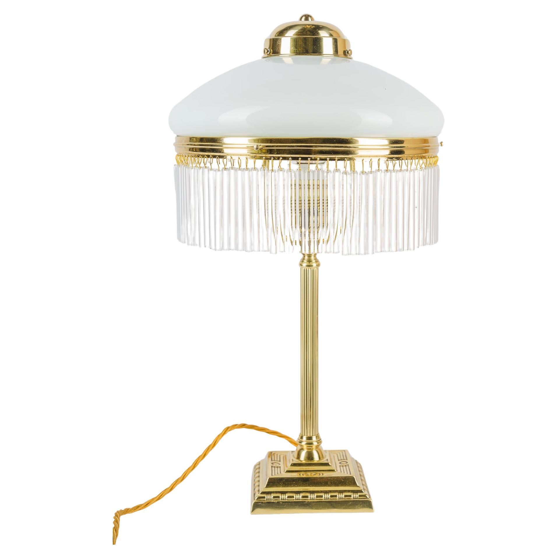 Art Deco Lampe de table vienne vers 1920 avec abat-jour en verre opale et sticks en verre en vente