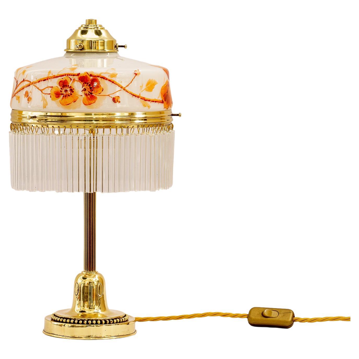 Lampe de bureau Art Déco Vienne avec abat-jour original en verre peint à la main vers les années 1920