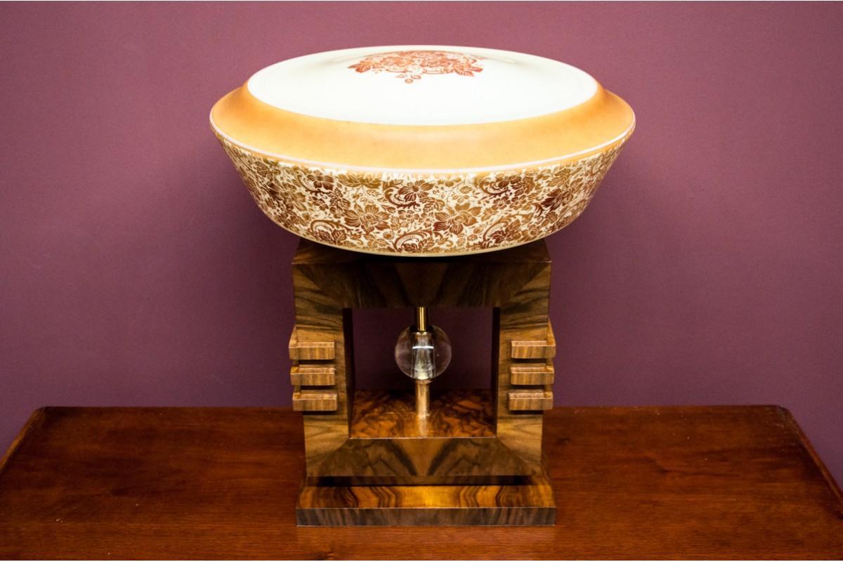 Art Deco table lamp
Year: 1940s
Origin : Western Europe
Material: walnut wood with a beige glass lampshade with a floral pattern
E27 bulb needed
Dimensions: height 49 cm / dia. 40 cm

