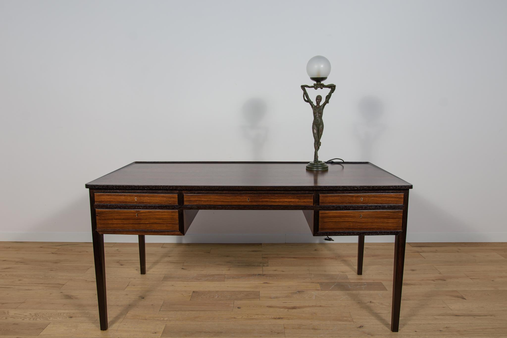 Lampe de table Art déco de Widdop et Bingham, fin du 20e siècle. Fabriqué en composite à effet de bronze, il représente une danseuse des années 1930 tenant dans ses mains levées un abat-jour sphérique de 15 cm de diamètre. La lampe a été testée et