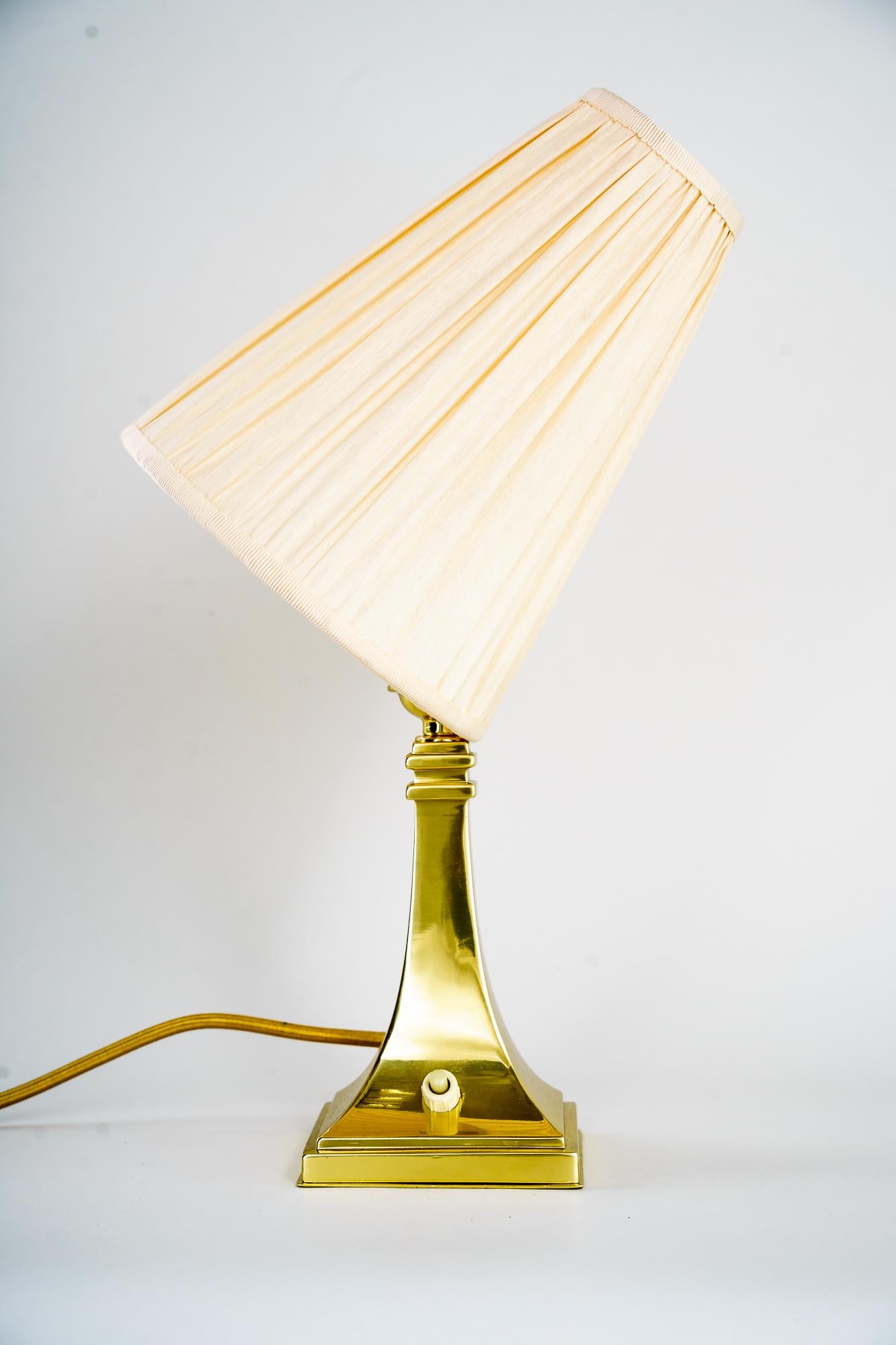Autrichien Lampe de table Art déco avec abat-jour en tissu vers les années 1920 en vente