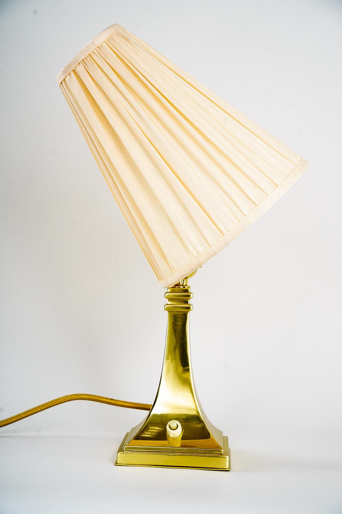 Laqué Lampe de table Art déco avec abat-jour en tissu vers les années 1920 en vente
