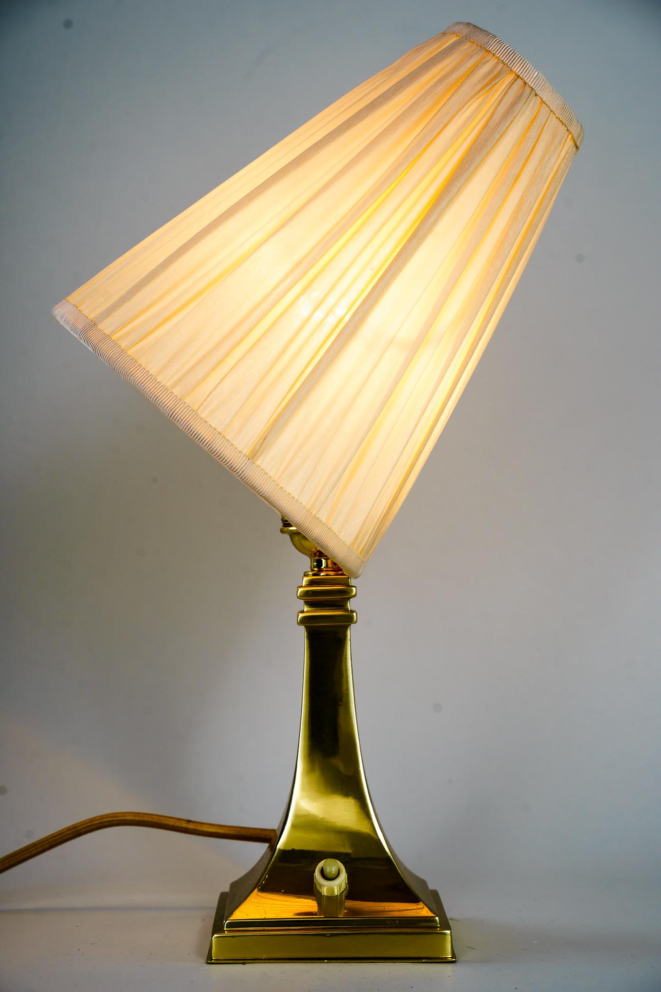 Laiton Lampe de table Art déco avec abat-jour en tissu vers les années 1920 en vente