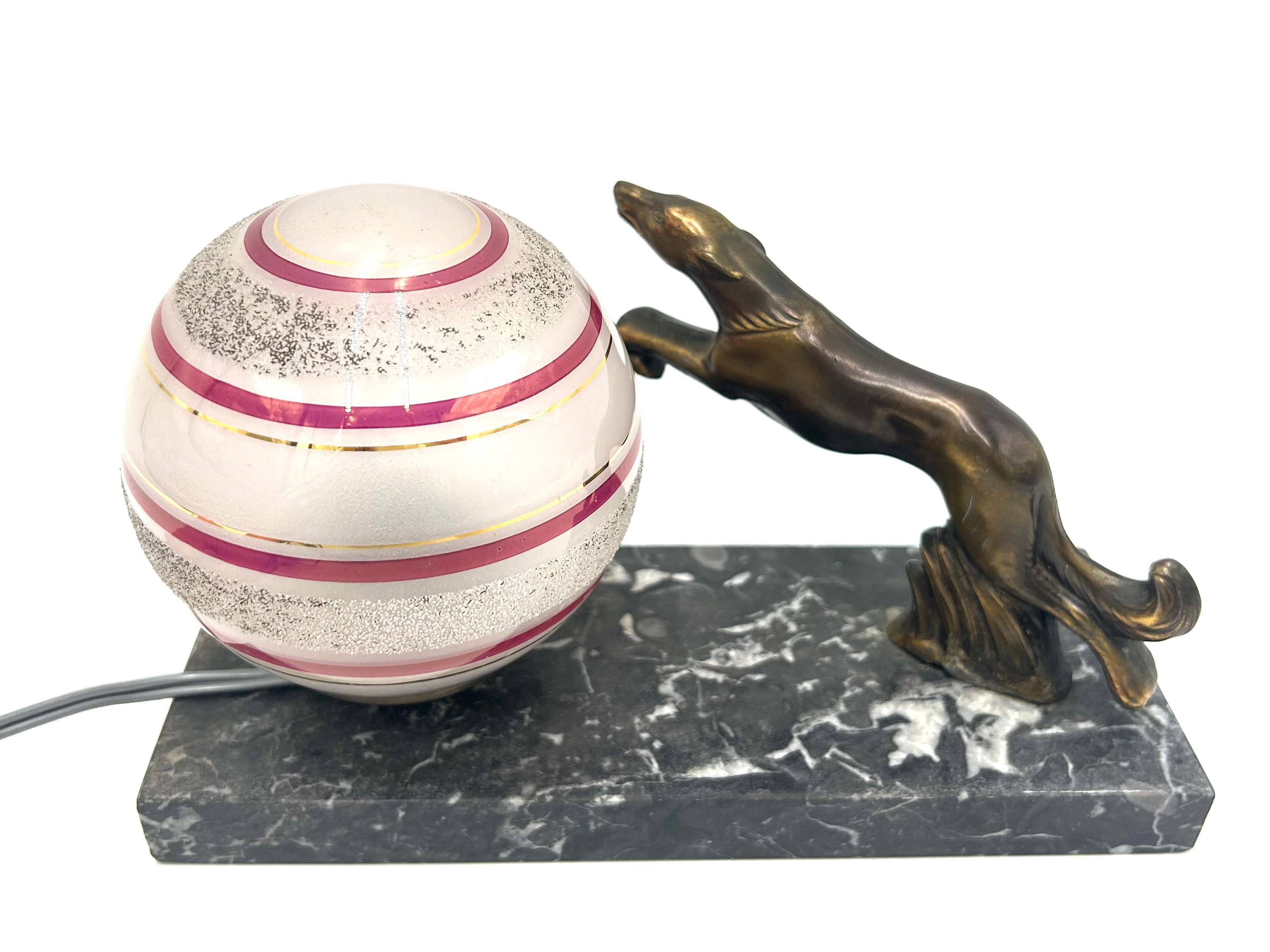 Marbre Lampe de table Art Déco avec figure de chien en vente