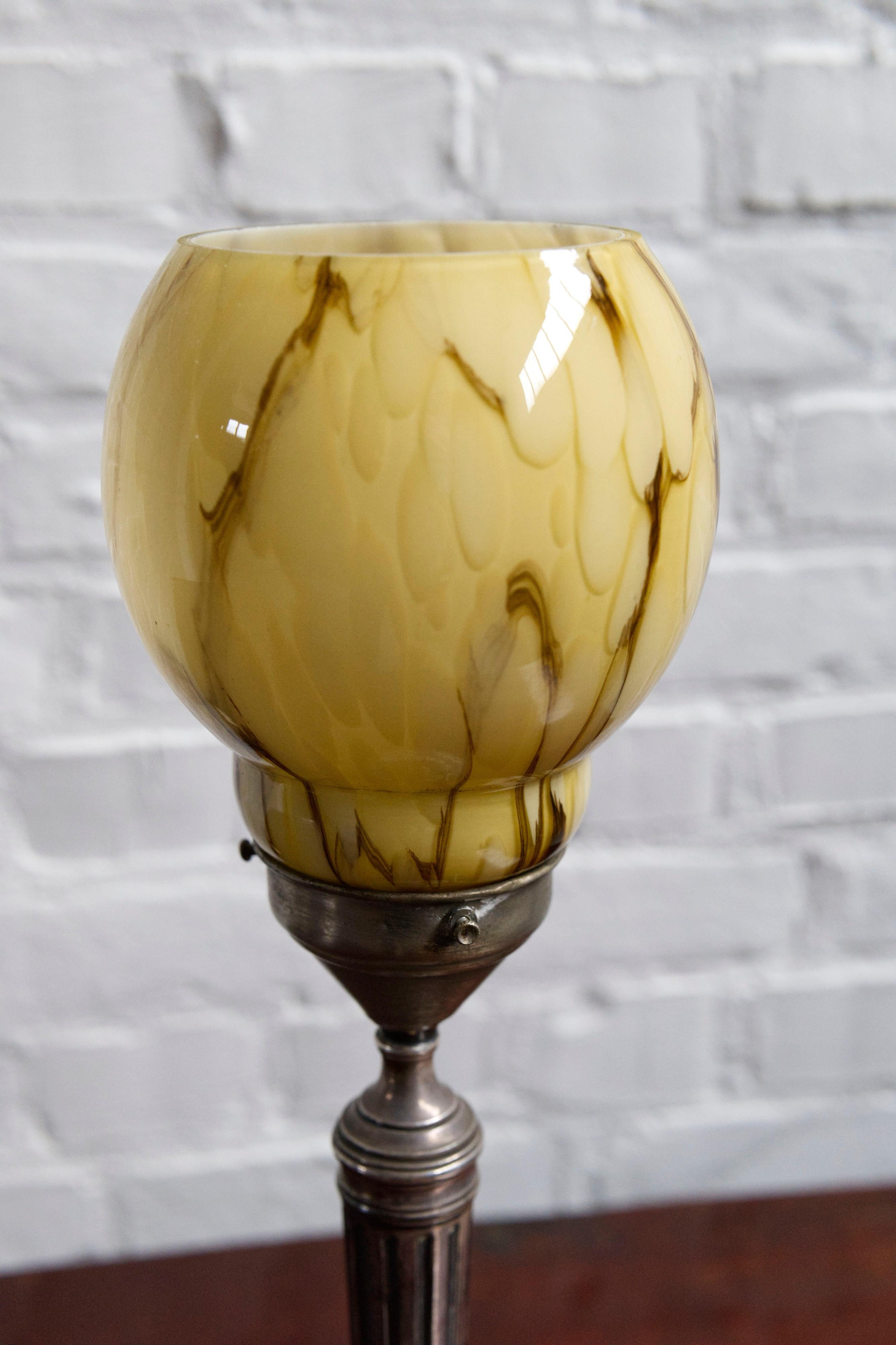 Art deco table lamp with a marbled glass shade, 1930's In Good Condition For Sale In Balen, BE