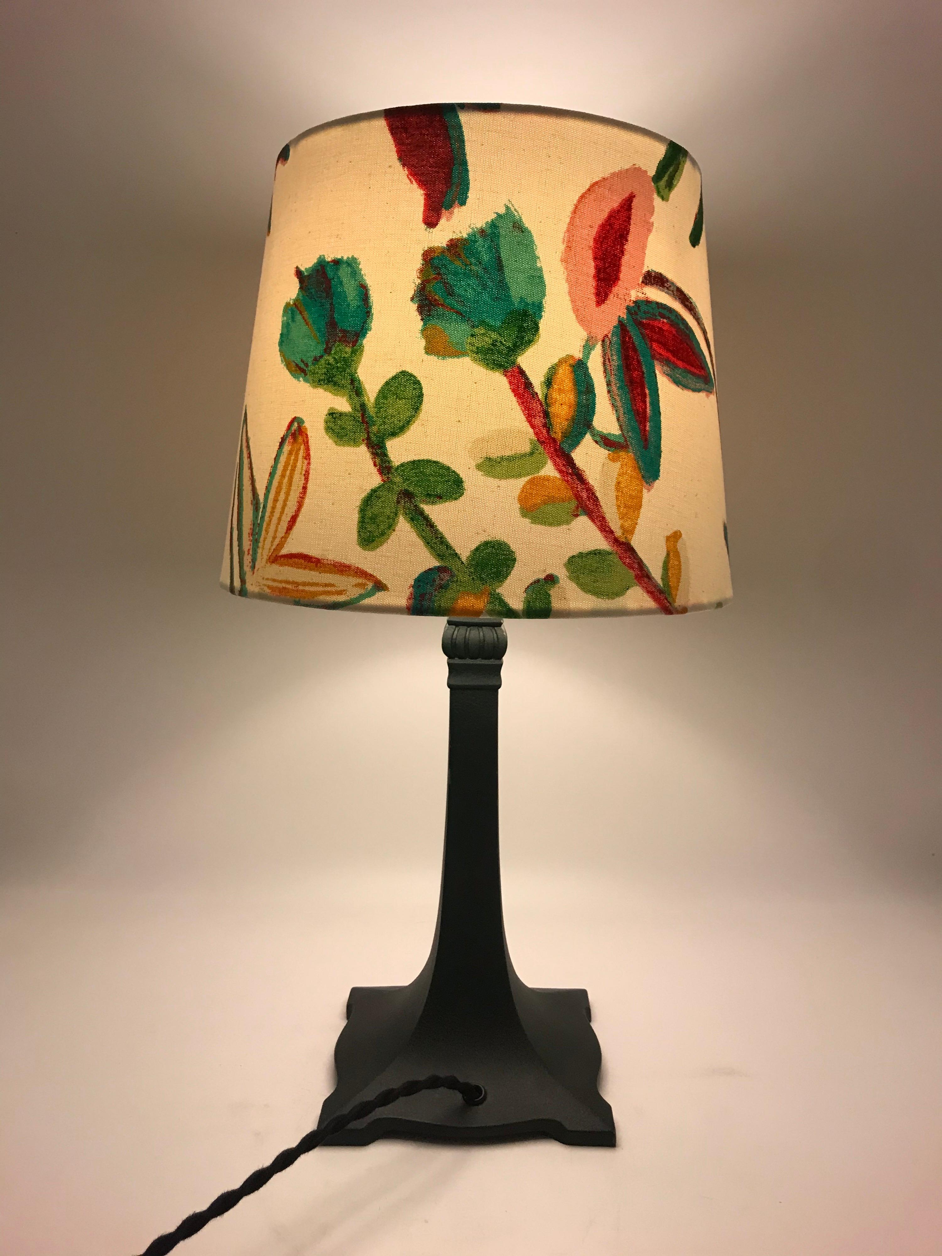 Beautiful Art Deco table lamp in bronze metal alloy and with original green paint to the surface.
The floral print on the white cotton Shade look amazing together with this lamp.
Rewired and ready to plug in.
Can be fitted with an EU or US