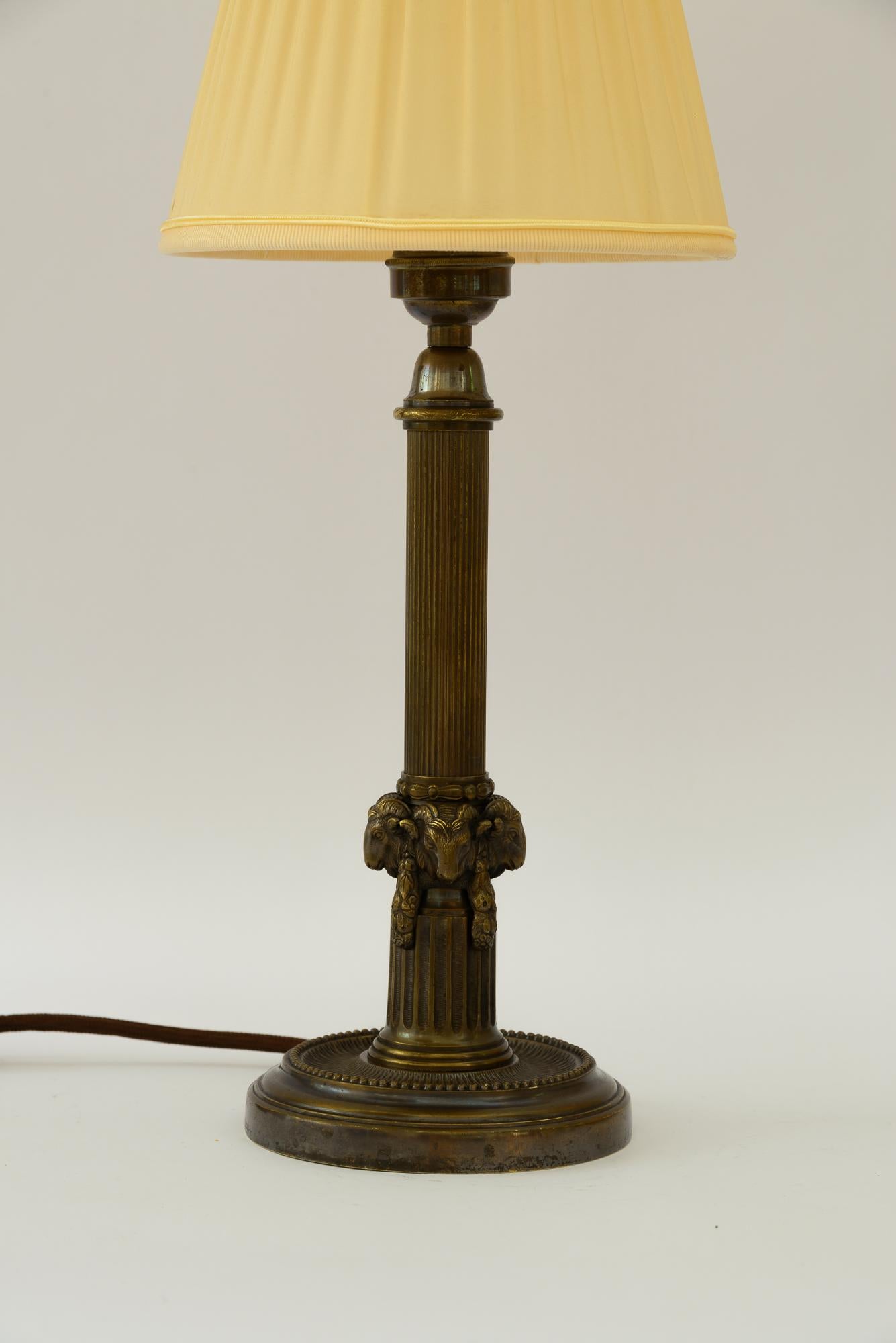 Lampe de table Art déco avec tête de capricorn et abat-jour en tissu vienna vers les années 1920
Etat original
L'abat-jour en tissu est remplacé (neuf).