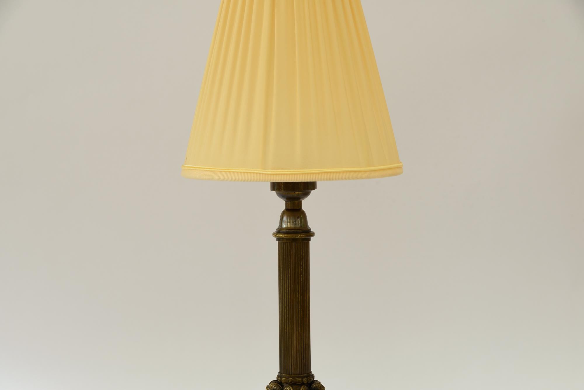 Autrichien Lampe de table Art déco avec tête de capricorn et abat-jour en tissu vienna vers les années 1920 en vente
