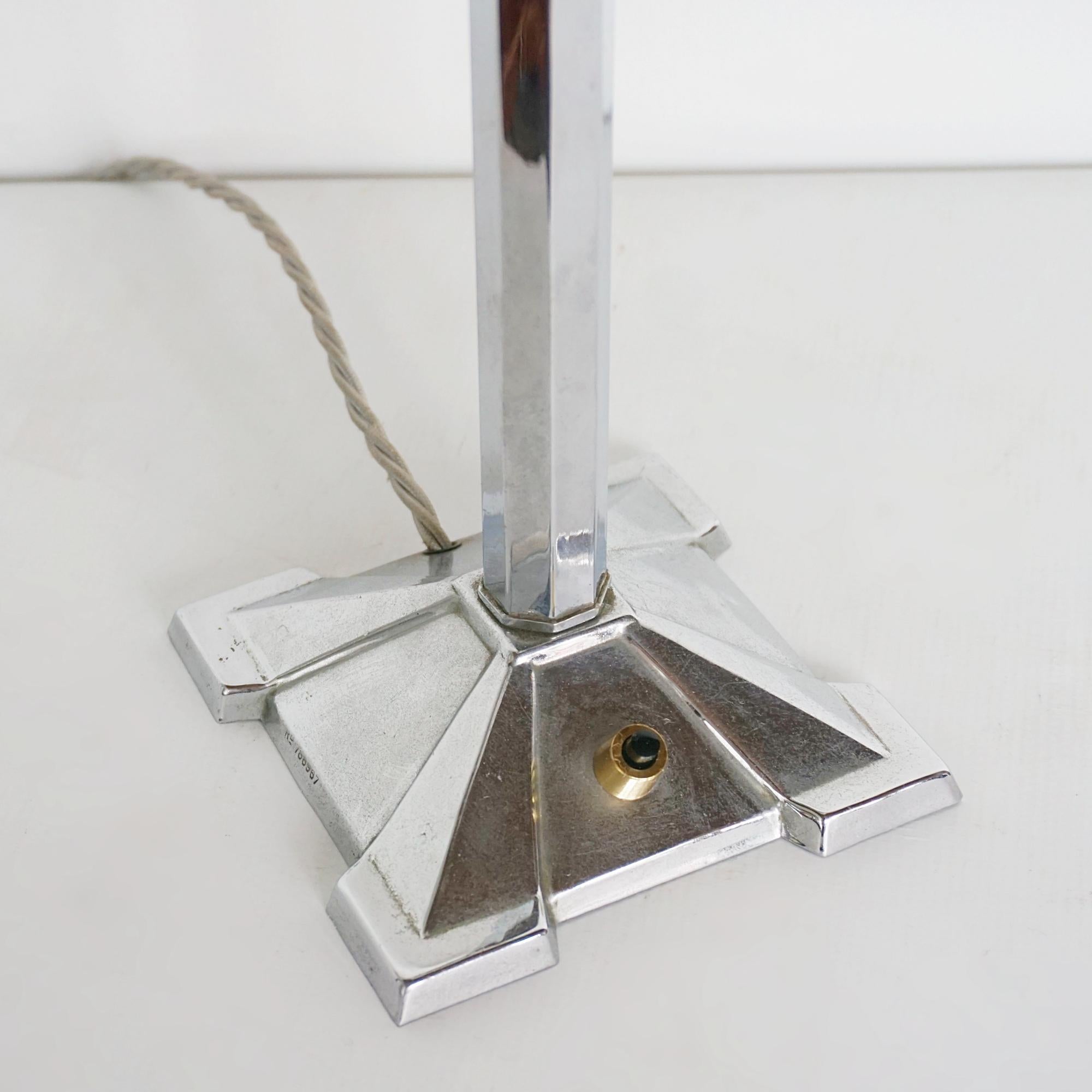 Anglais Lampe de table Art déco avec abat-jour en métal chromé et verre en vente