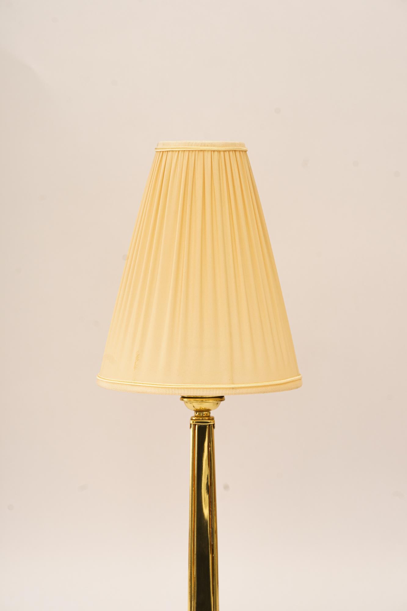 Lampe de table Art Déco avec abat-jour en tissu vienne vers 1920
Laiton poli et émaillé au four
L'abat-jour en tissu est remplacé (neuf).
