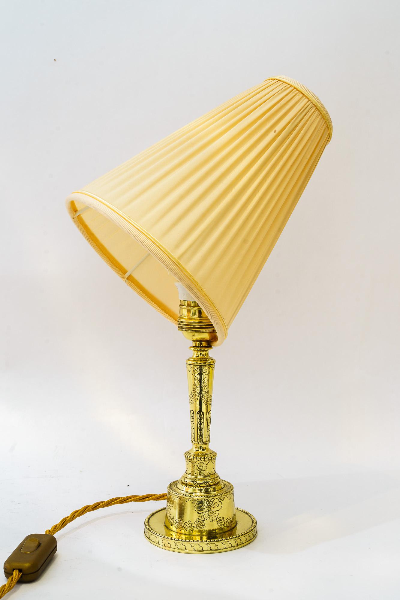  Art Deco Tischlampe mit Stoffschirm wien um 1920
Messing poliert und emailliert
Der Stoffschirm wird ersetzt ( neu )