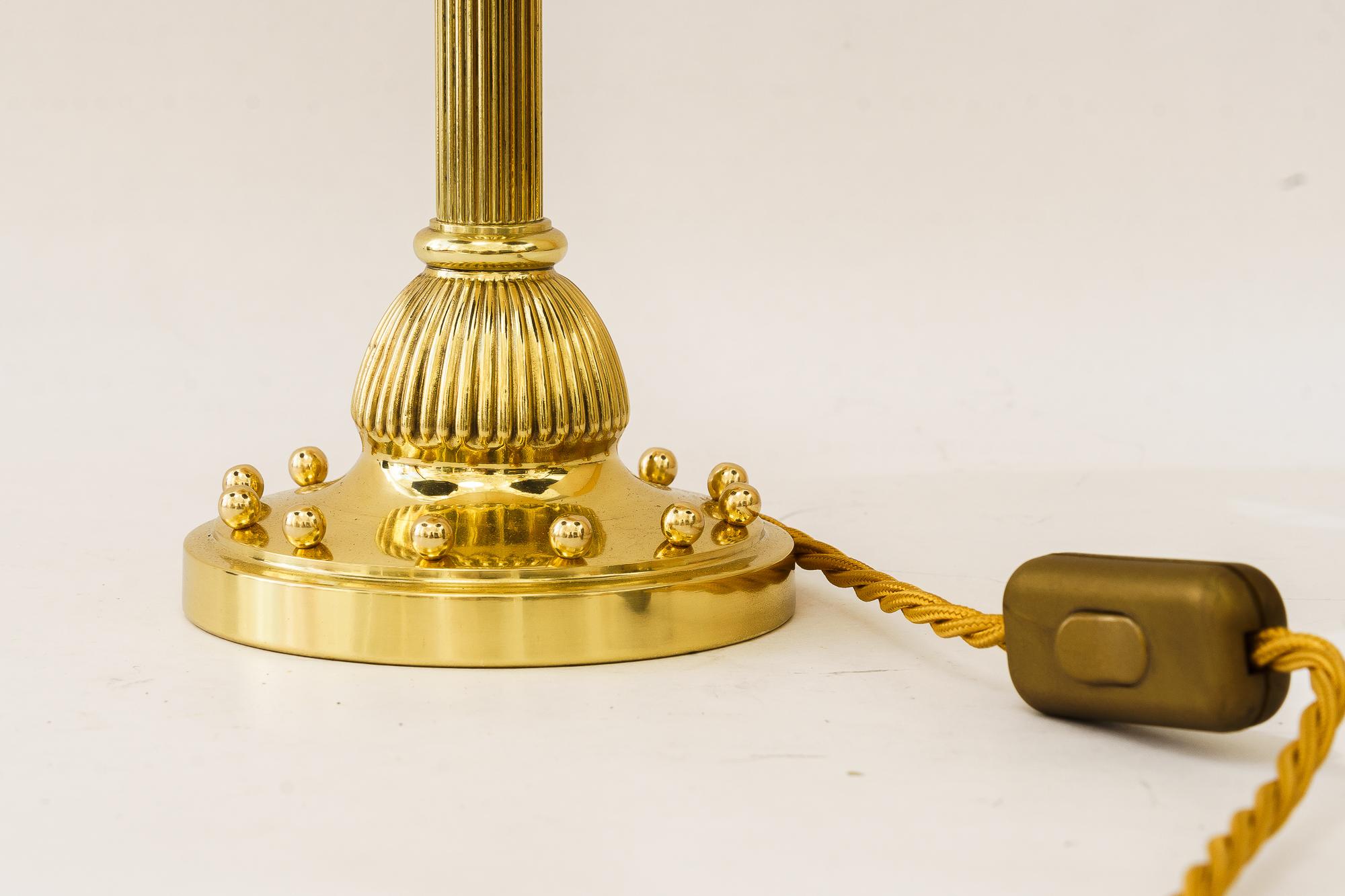 Lampe de table Art Déco avec abat-jour en tissu vienne vers 1920
Laiton poli et émaillé au four
L'abat-jour en tissu est remplacé (neuf).
