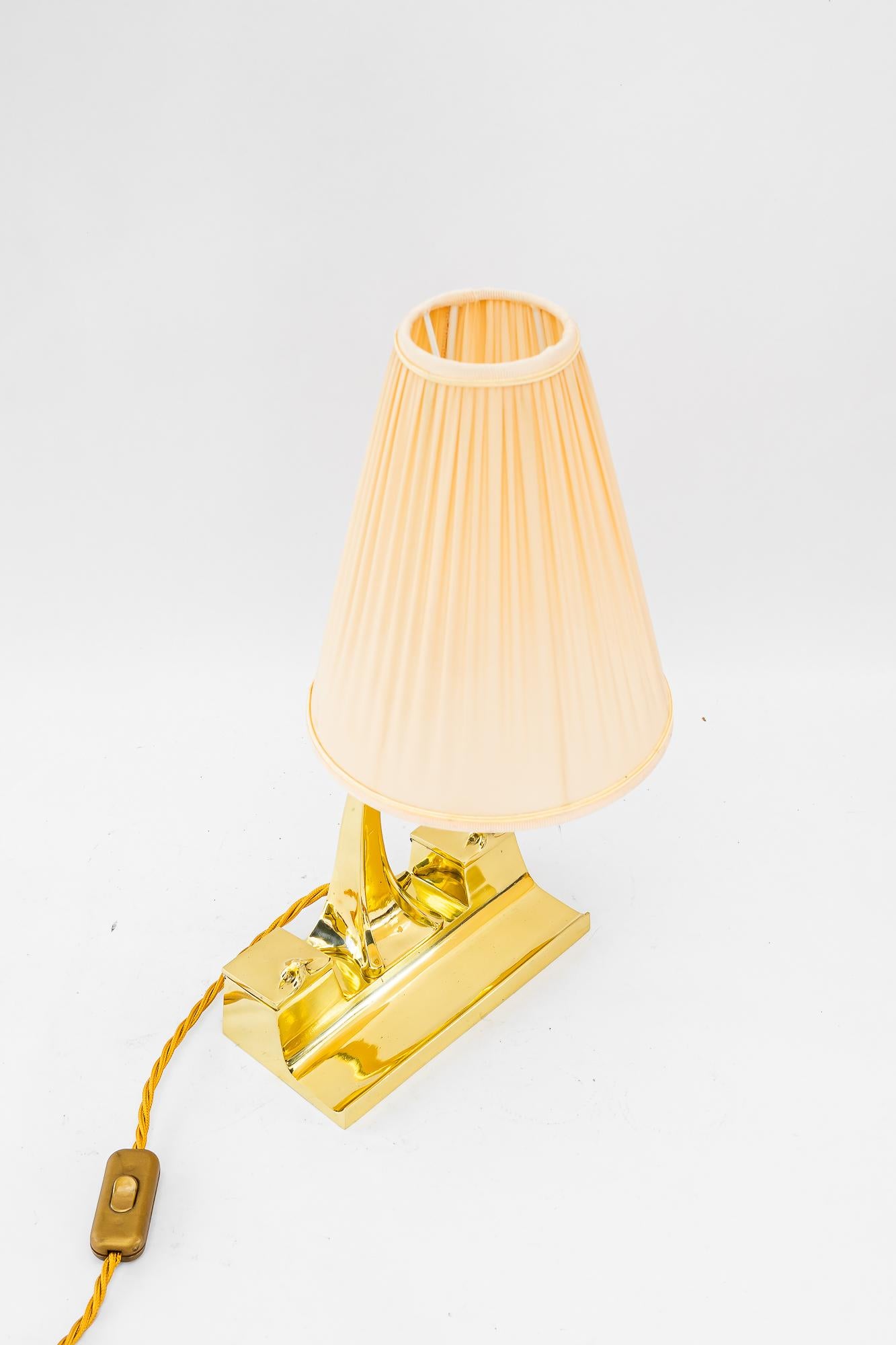 Lampada da tavolo Art Deco con paralume in tessuto vienna 1920 circa
Ottone lucidato e smaltato a fuoco
Il paralume in tessuto è stato sostituito (nuovo)
Mancano i due vassoi per l'inchiostro (vetro).