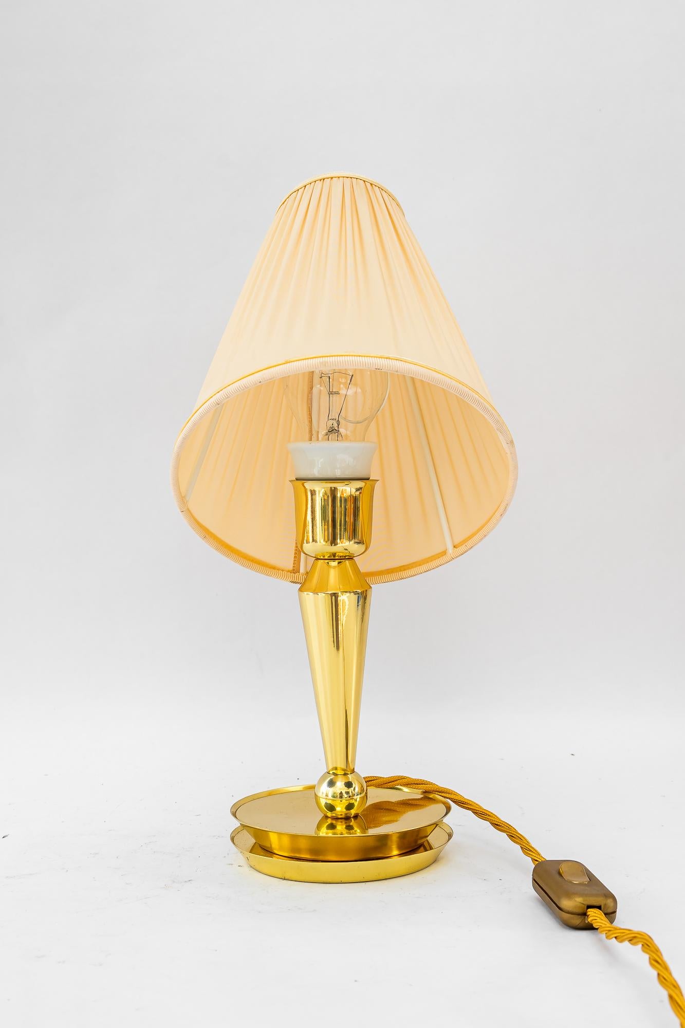Lampada da tavolo Art Deco con paralume in tessuto vienna 1920 circa
Ottone lucidato e smaltato a fuoco
Il paralume in tessuto è stato sostituito (nuovo)