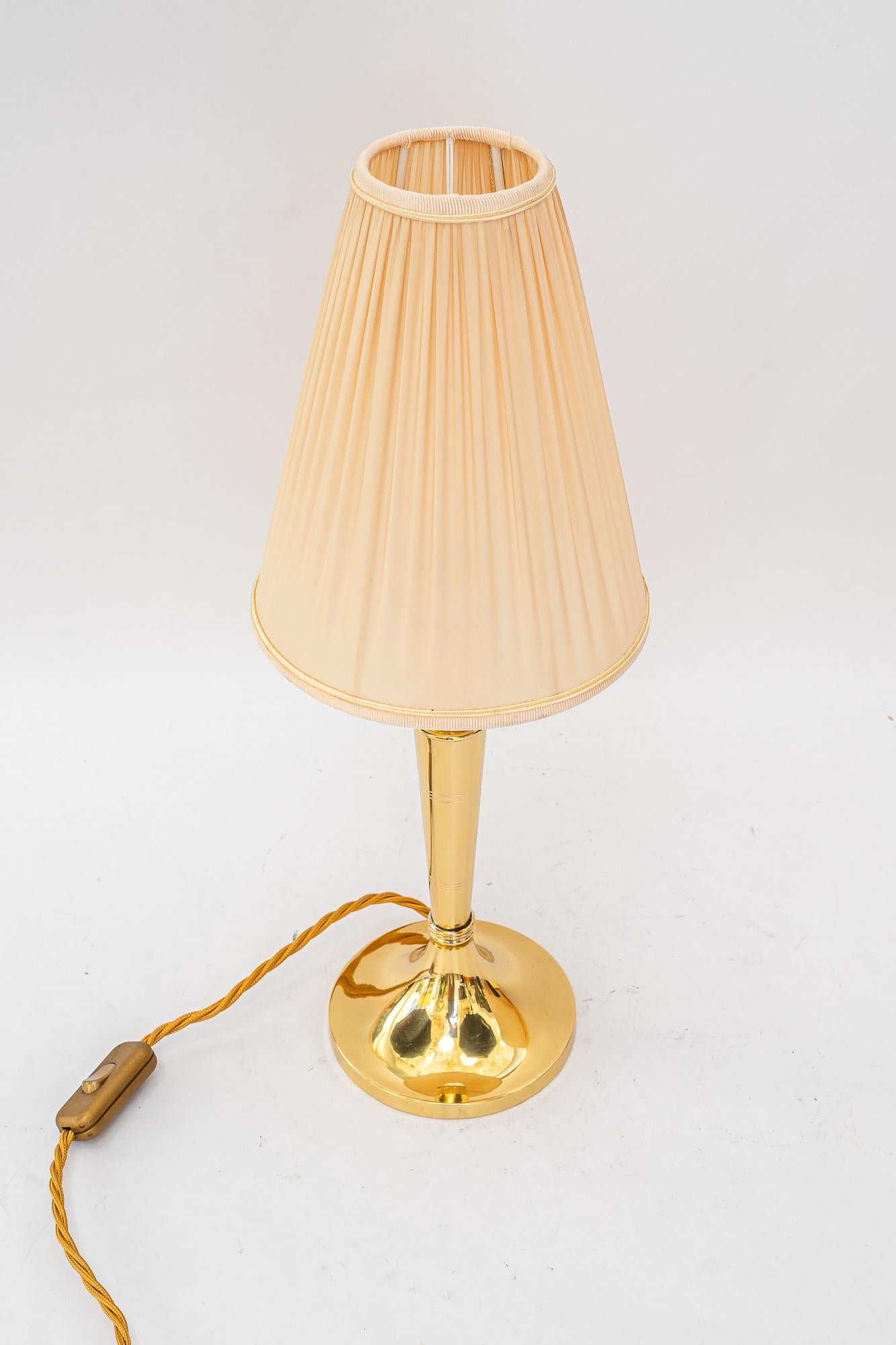 Lampe de table Art Déco avec abat-jour en tissu vienne vers 1920
Laiton poli et émaillé au four
L'abat-jour en tissu est remplacé (neuf).