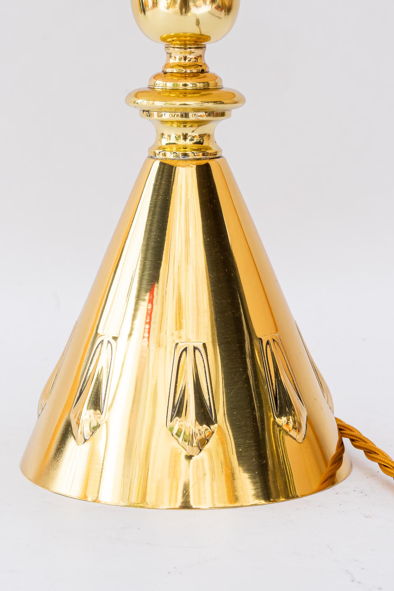 Lampe de table Art Déco avec abat-jour en tissu vienne vers 1920 
Laiton poli et émaillé au four
L'abat-jour en tissu est remplacé (neuf).